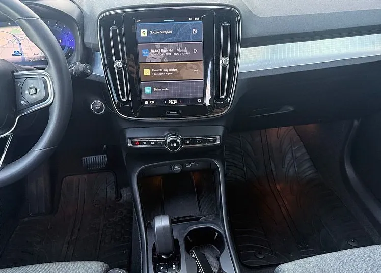 Zunanja slika - Volvo XC40 - B3 bencin 163hp AUT FWD DCT  SLO vozilo 1.lastnik - 16