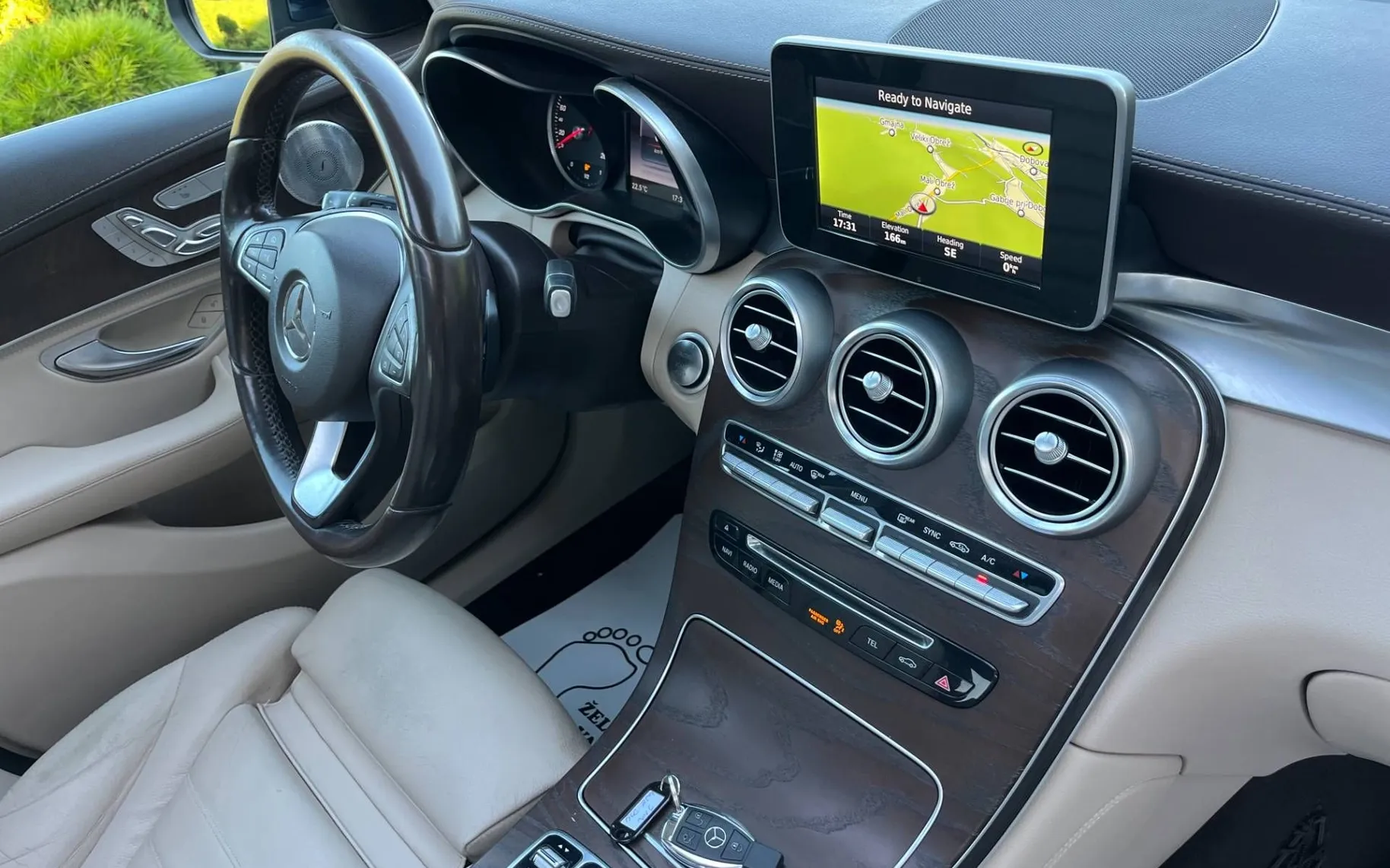 Notranja slika - Mercedes-Benz GLC-Razred - GLC 250 d 4MATIC Avt.-LED-NAVI-PANO-ALU-ODLIČEN - 10
