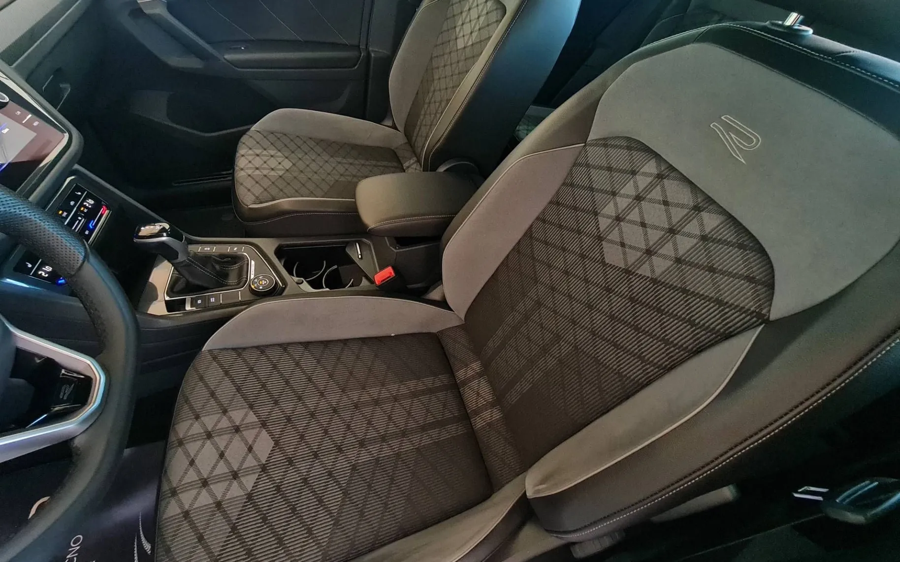 Notranja slika - Volkswagen Tiguan - 4motion 2.0 TDI BMT R-Line DSG•IQ.LIGHT - 12