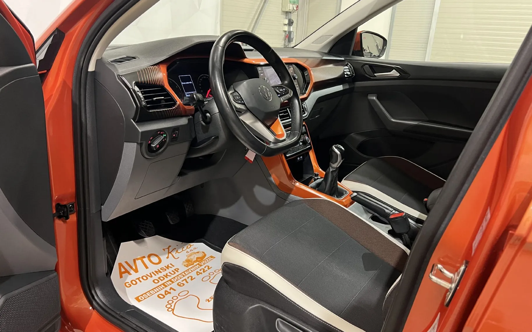 Notranja slika - VW T-Cross - 1.0 TSI-ACC-LED-KAMERA-NAVIGACIJA-PDC-TRAJNIK ... - 9