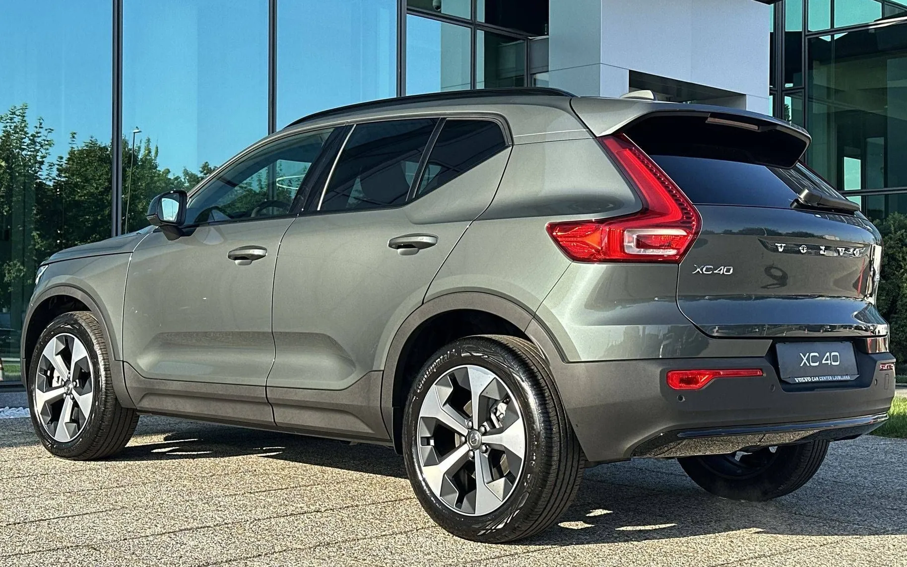 Notranja slika - Volvo XC40 - B3 P Plus Dark AT DCT... - 7