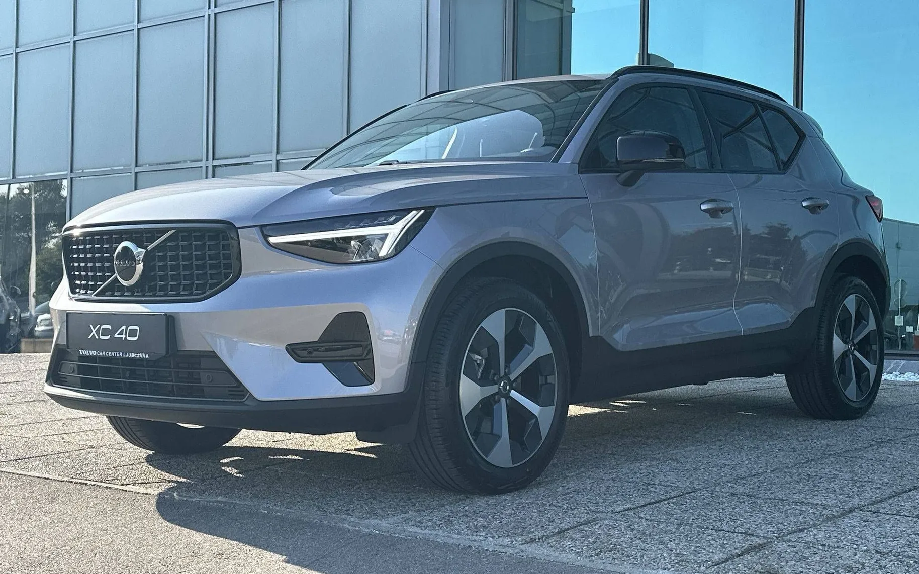 Zunanja slika - Volvo XC40 - B3 P Plus Dark AT DCT - 1