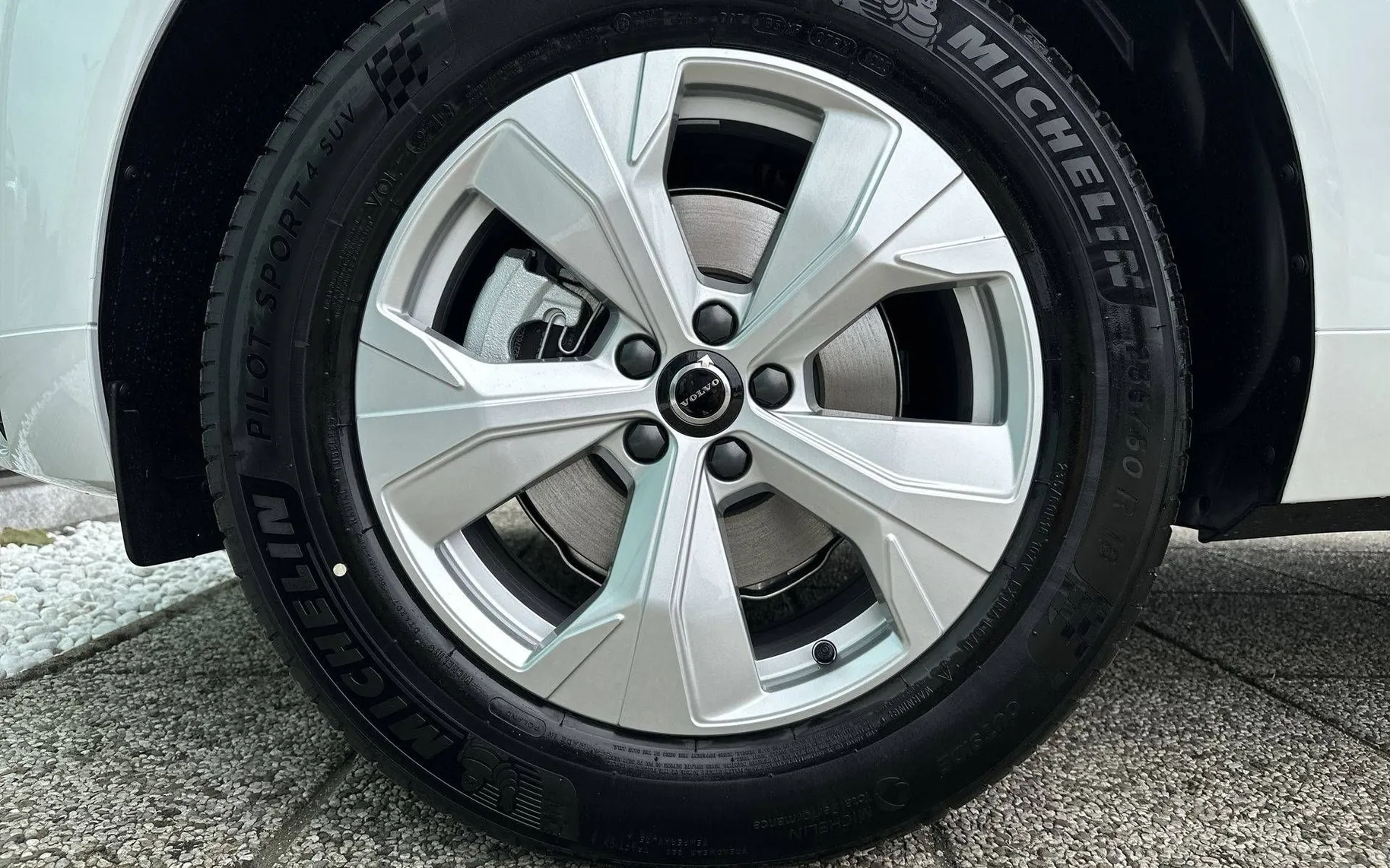 Notranja slika - Volvo XC60 - B5  P  Core AT AWD 3 leta garancije + 3 servisi... - 9