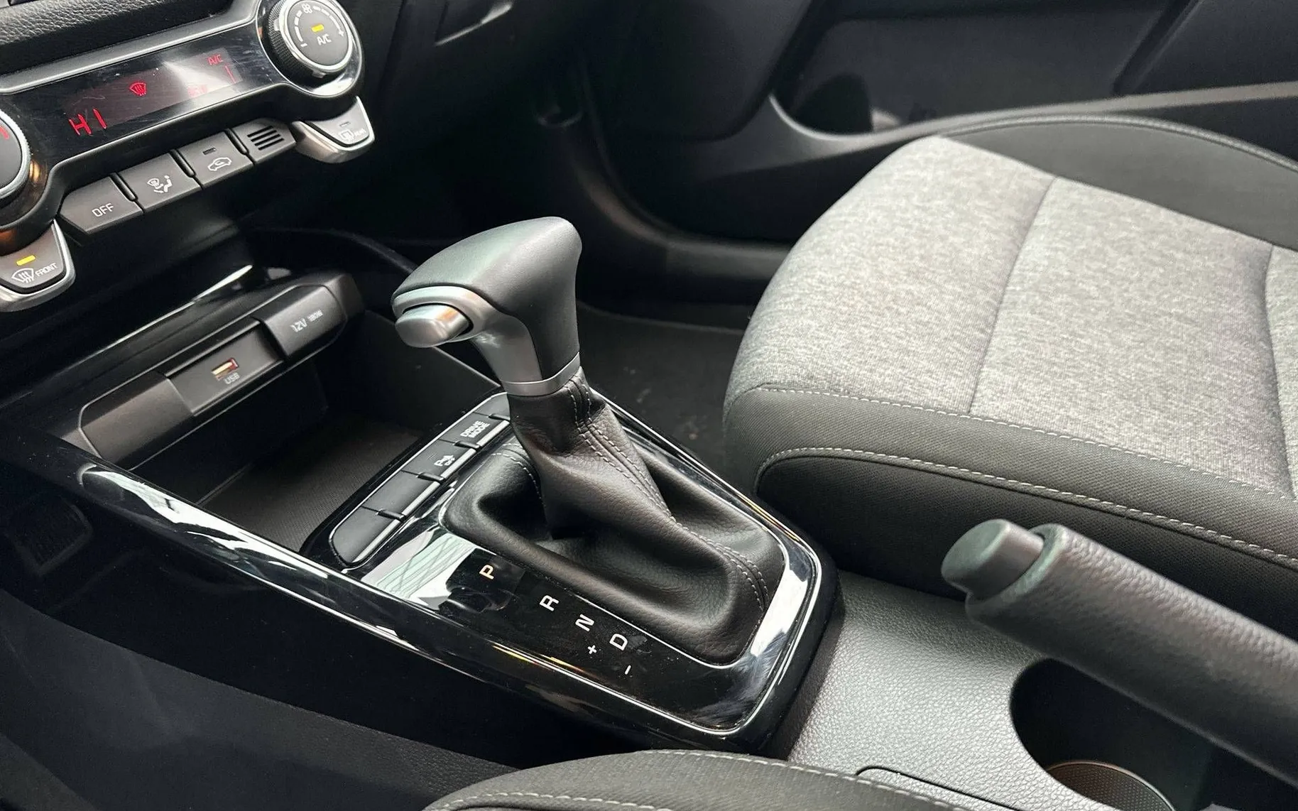 Notranja slika - KIA Stonic - 1.0 T-GDi LX Urban ISG DCT - 19