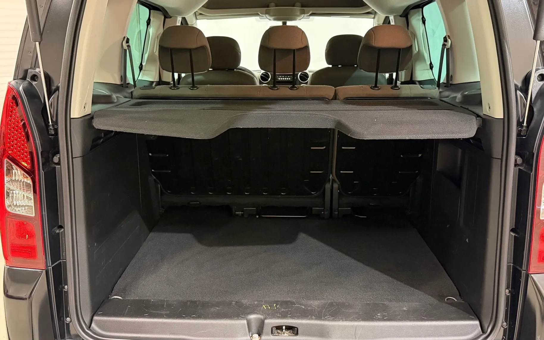 Notranja slika - Citroën Berlingo - 1.6 HDI-2X-DRSNA VRATA-TEMPOMAT-L9D-PDC-SERVISNA - 10