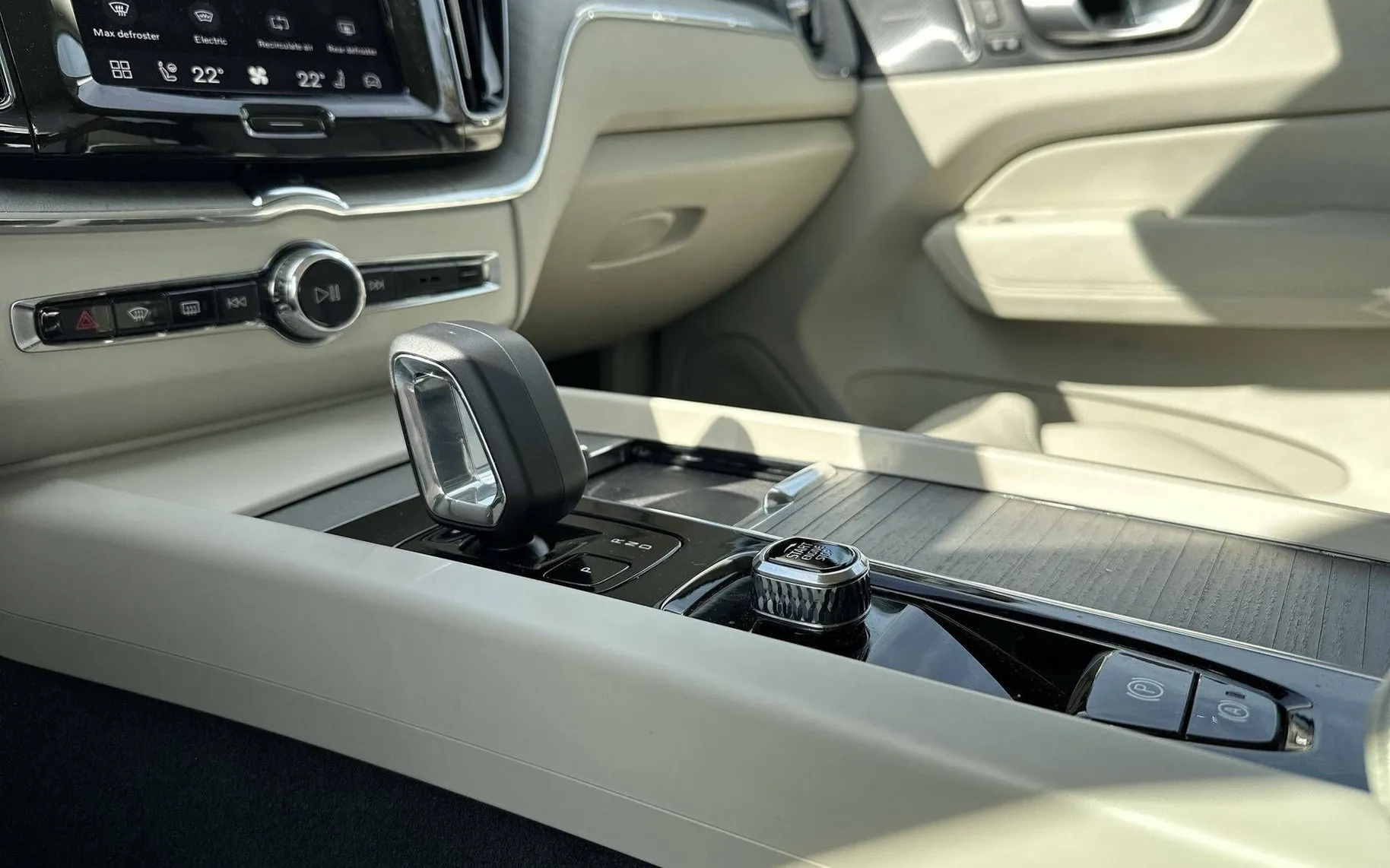 Notranja slika - Volvo XC60 - B4 AWD MILD HYBRID PLUS DARK - 20