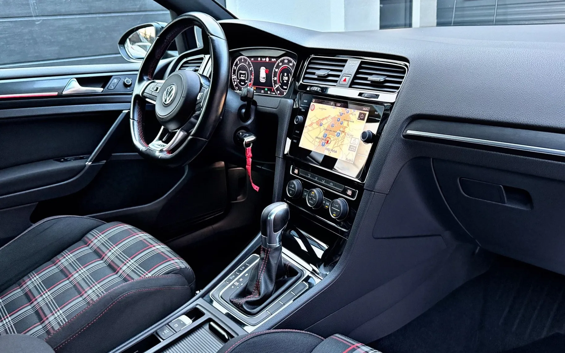 Notranja slika - Volkswagen Golf - 2.0 GTI PERFORMANCE DSG-VIRTUAL-LED-ALU 19COL-ACC - 12