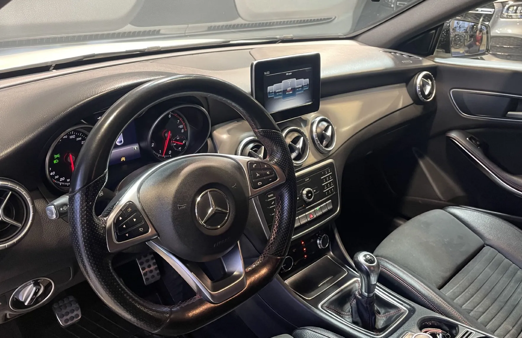 Zunanja slika - Mercedes-Benz CLA-Razred - CLA-180-AMG LINE-TEMPOMAT-KAMERA-2XPDC-ALU-LED - 7