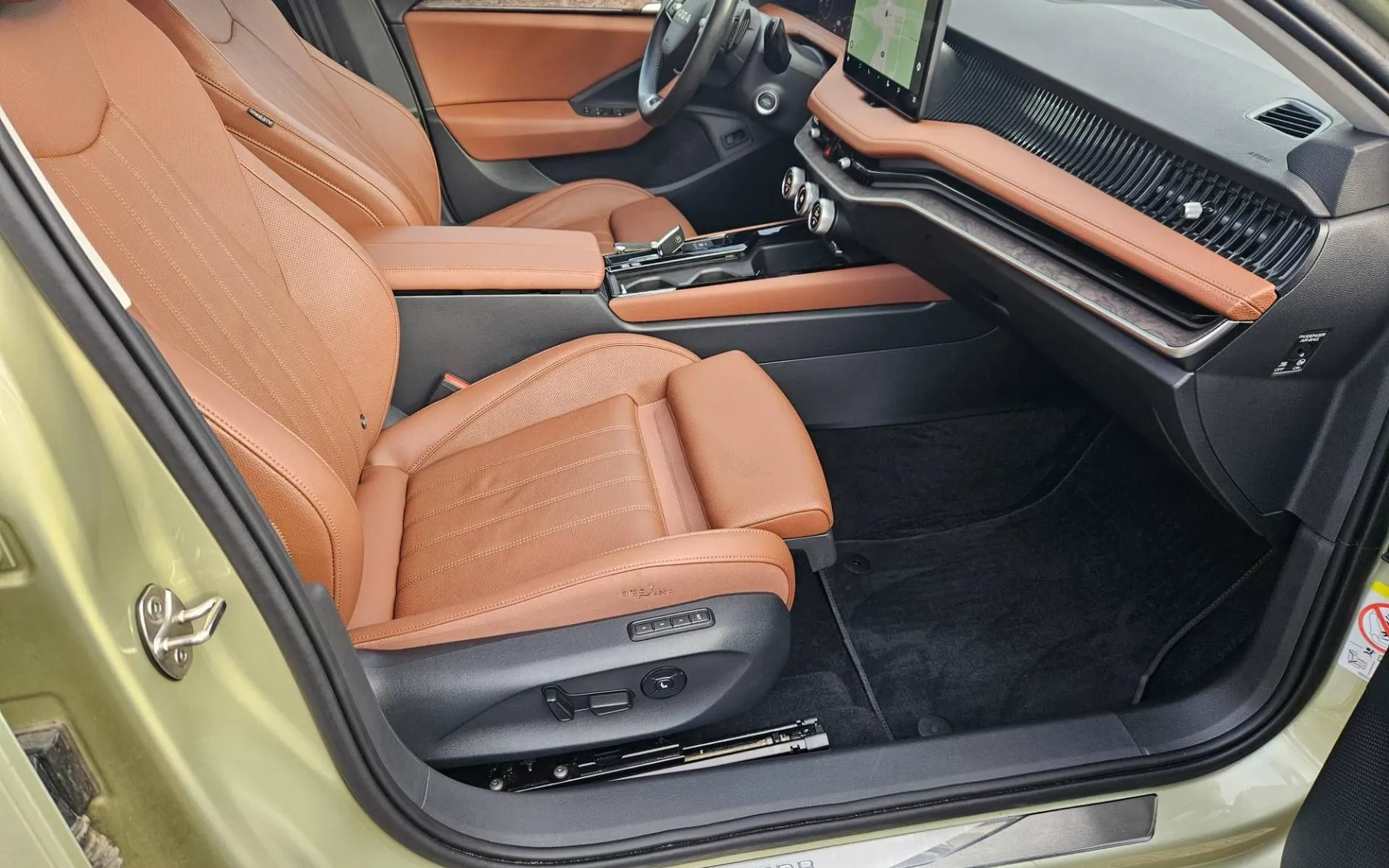 Notranja slika - Škoda Superb - Combi 4x4 2.0 TDI L K DSG CANTON HLAJENJE SED. 3.. - 10