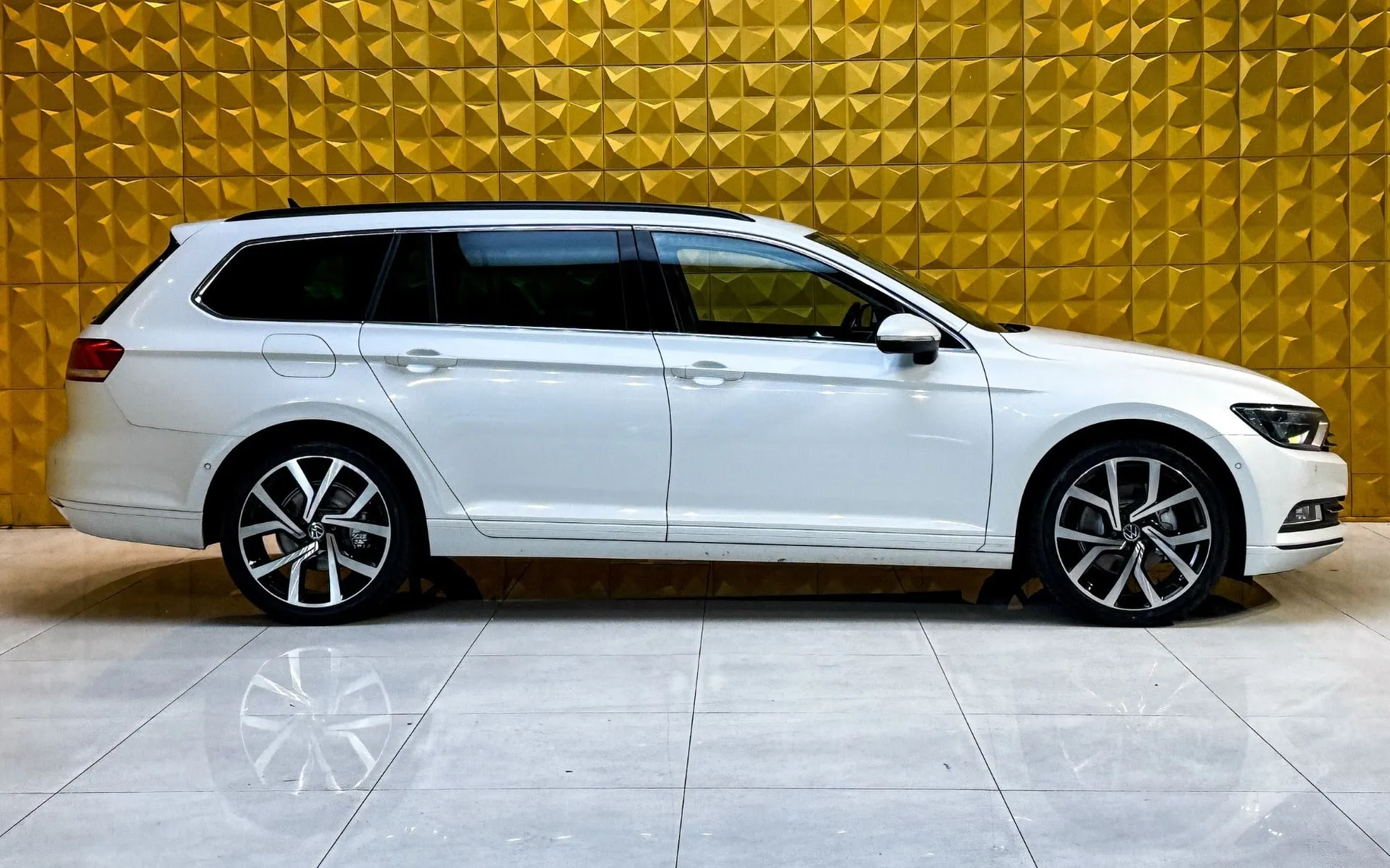 Notranja slika - Volkswagen Passat Variant - 2.0 TDI AUT.-PERLA-KLJUKA-MASAZA-GRETJE-RADAR... - 12