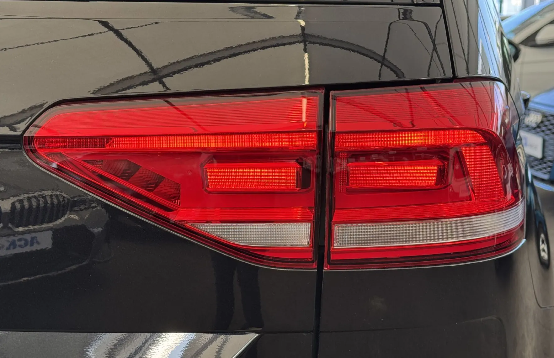 Zunanja slika - Volkswagen Touran - 1.5 TSI DSG Family -vl.kljuka - 7sedežev - webasto - 6