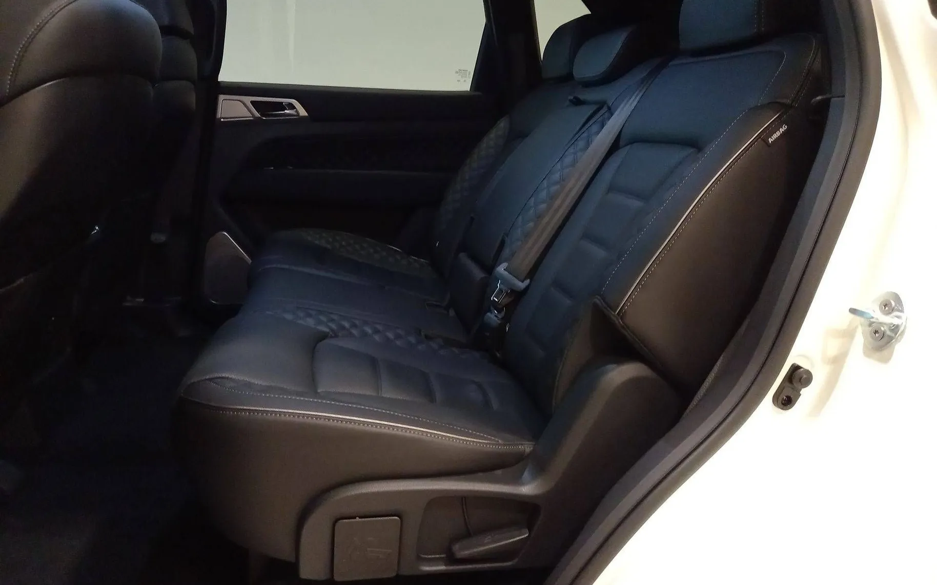 Notranja slika - SsangYong Rexton - 2.2 XDi Limited+ 4WD AT... - 11