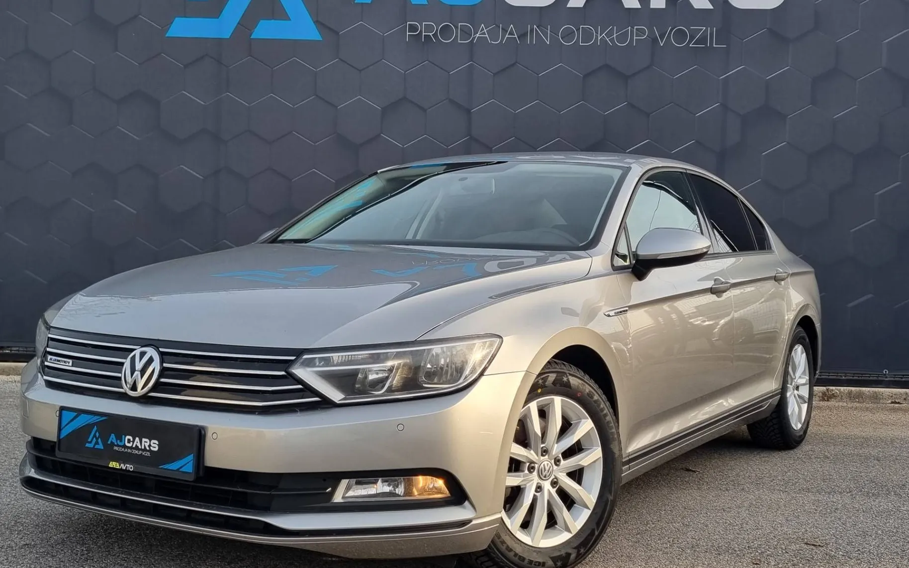 Zunanja slika - VW Passat - 1.6 TDI BMT Comfortline-2XPDC-Navi-Temp-Alu - 1
