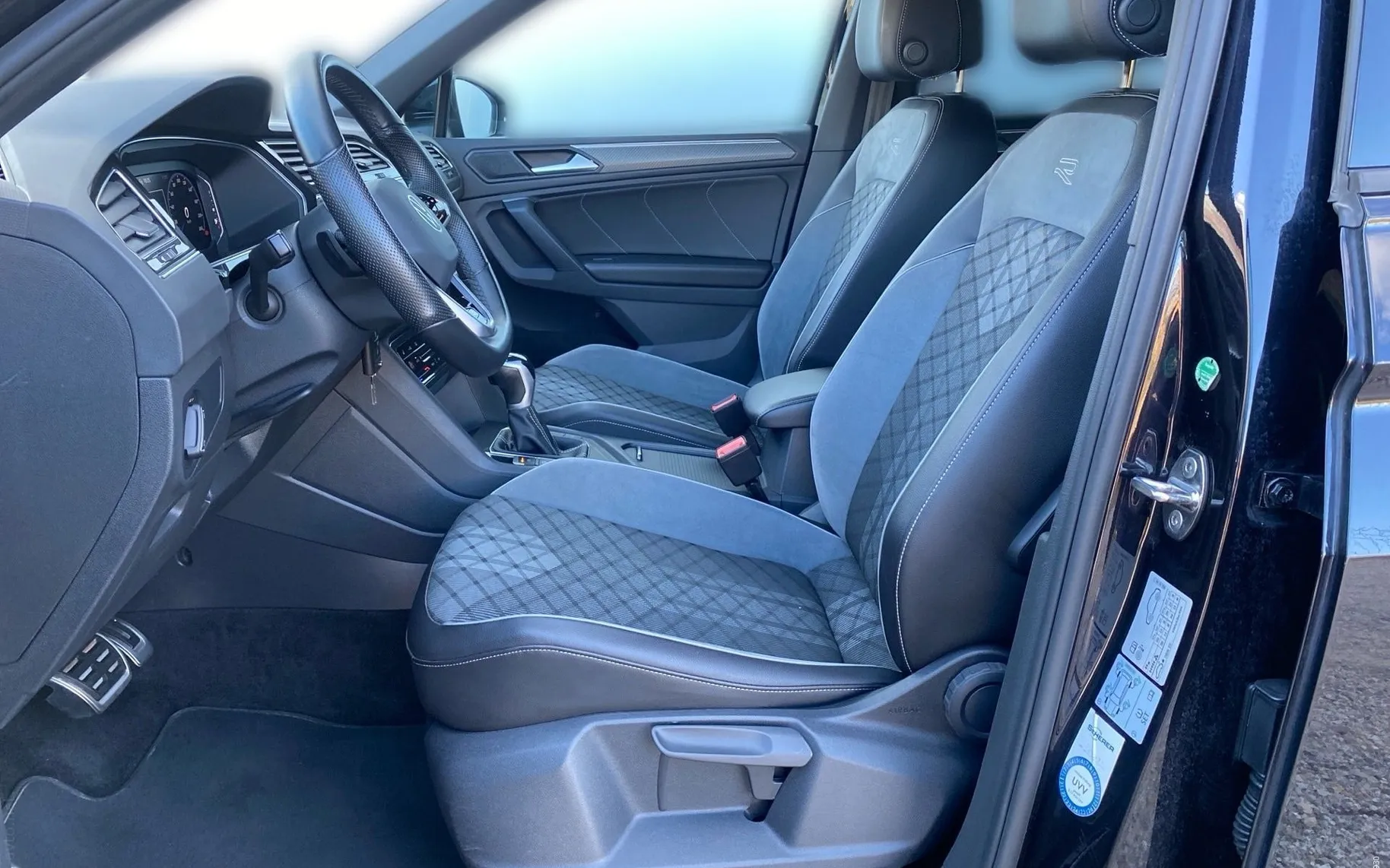 Notranja slika - Volkswagen Tiguan - 2.0 TDI DSG R-Line-Black Style-Matrix-Vl.kljuka - 7