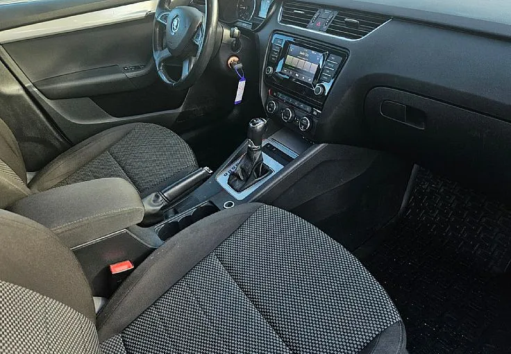 Zunanja slika - Škoda Octavia - Combi 2.0 TDI 150ks DSG °XENON° °TEMPOMAT° - 9