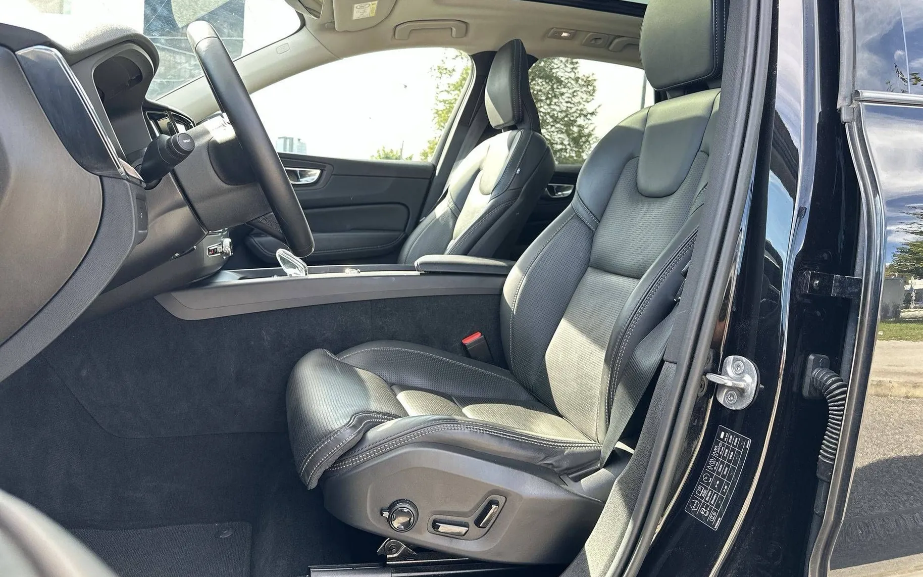 Notranja slika - Volvo XC60 - B5 P AWD Plus Dark Avt. - 10
