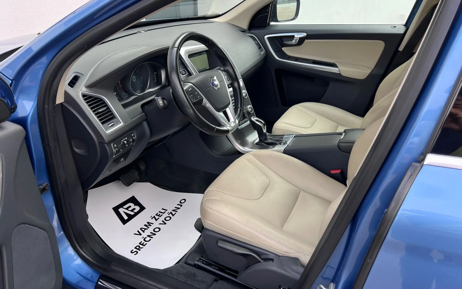 Notranja slika - Volvo XC60 - D3+SLO+1.LAST+SAMO 104.475km++R.KAMERA - 10