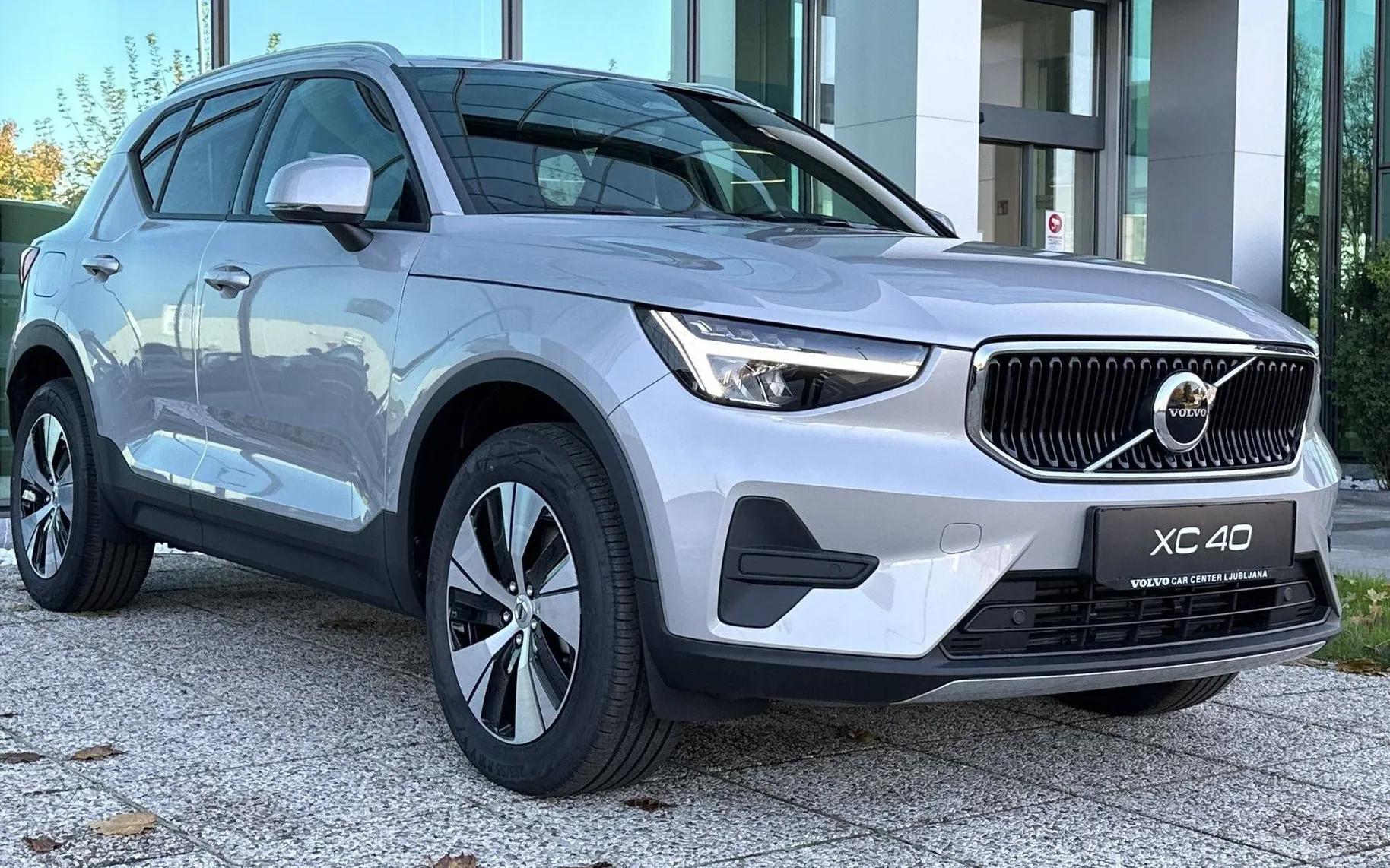 Zunanja slika - Volvo XC40 - B3 P Core AT DCT 3 leta garancije + 3 servisi... - 3