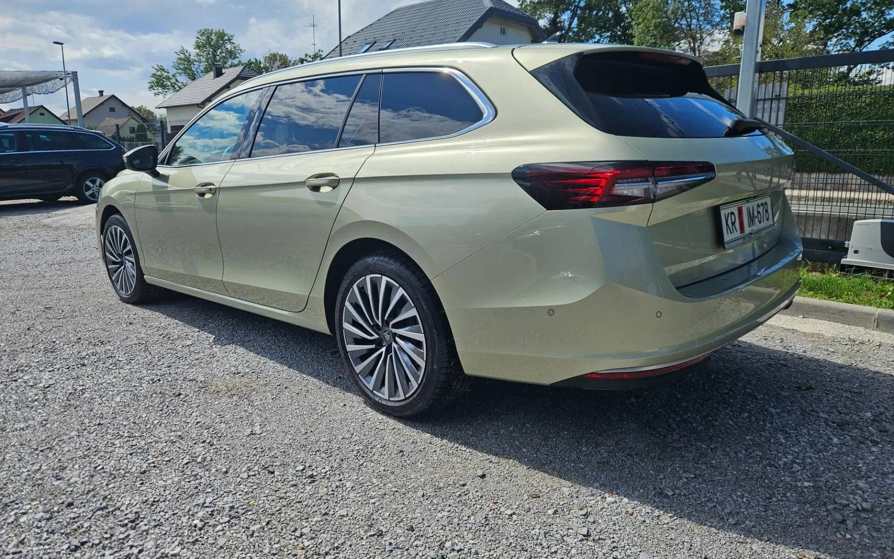 Zunanja slika - Škoda Superb - Combi 4x4 2.0 TDI L K DSG CANTON HLAJENJE SED. 3.. - 4