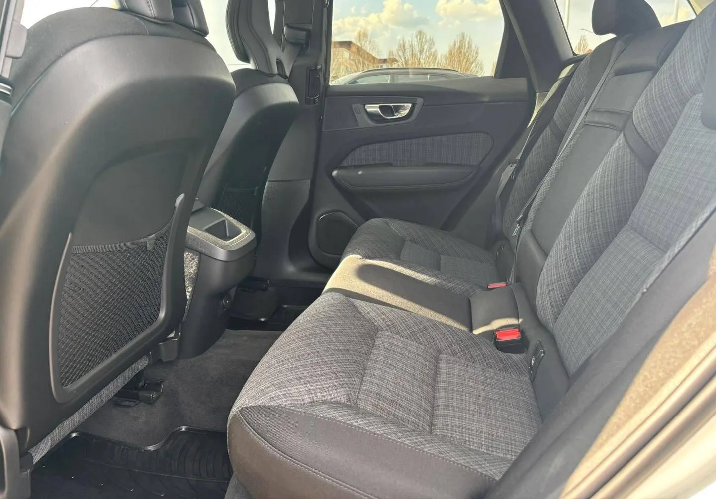 Notranja slika - Volvo XC60 - B4P Momentum PRO AT FWD KAMERA-GRETJE.SED.-DAB+... - 13