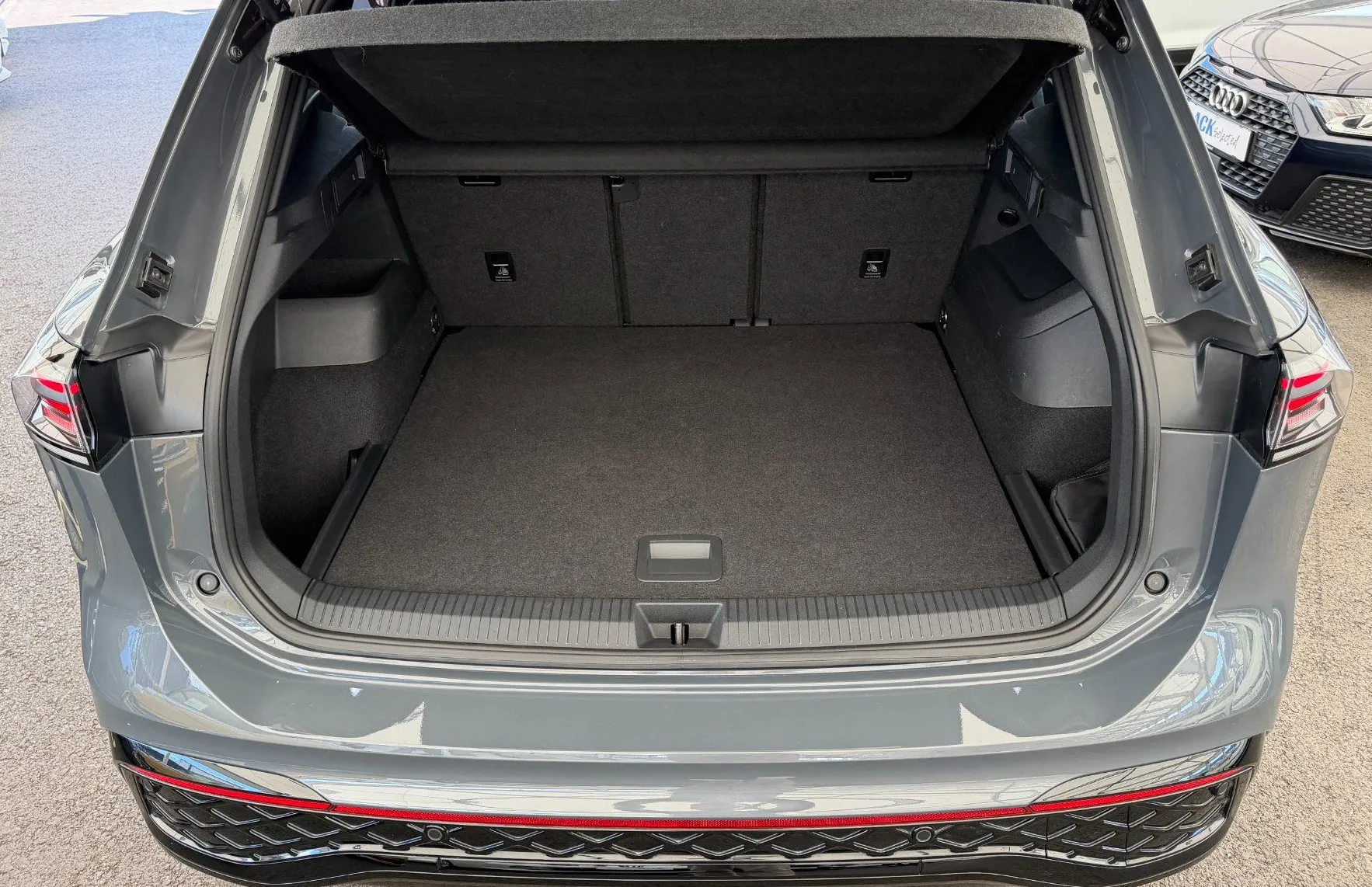Zunanja slika - Volkswagen Tiguan - 4JOY 2.0TDI DSG SLO 1.Lastnik BLACK STYLE-PANORAMA - 11