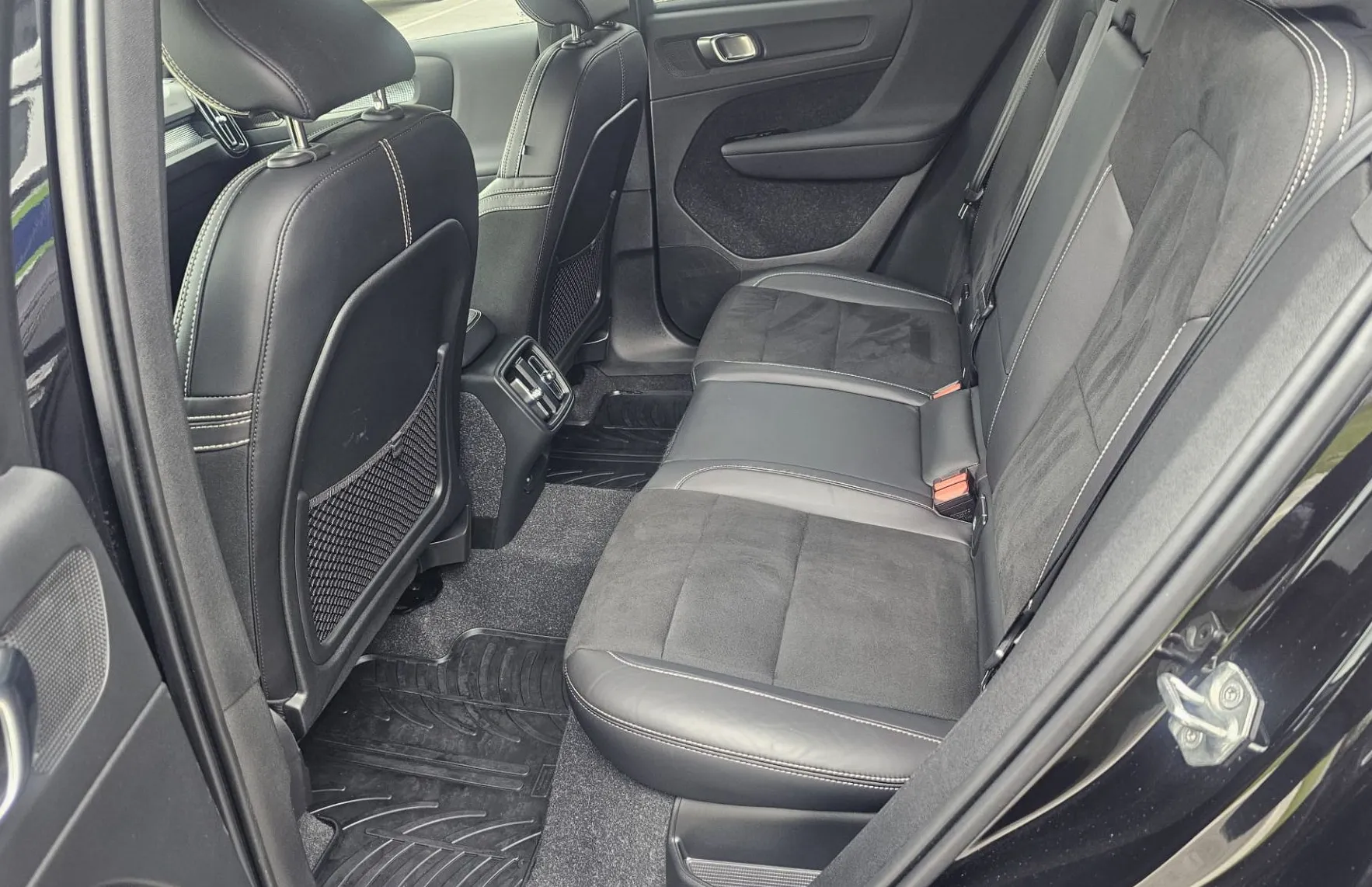 Zunanja slika - Volvo XC40 - T3 Black edition|FULED|ALU18|alcantara|navi|AC|HarmanCardon - 26