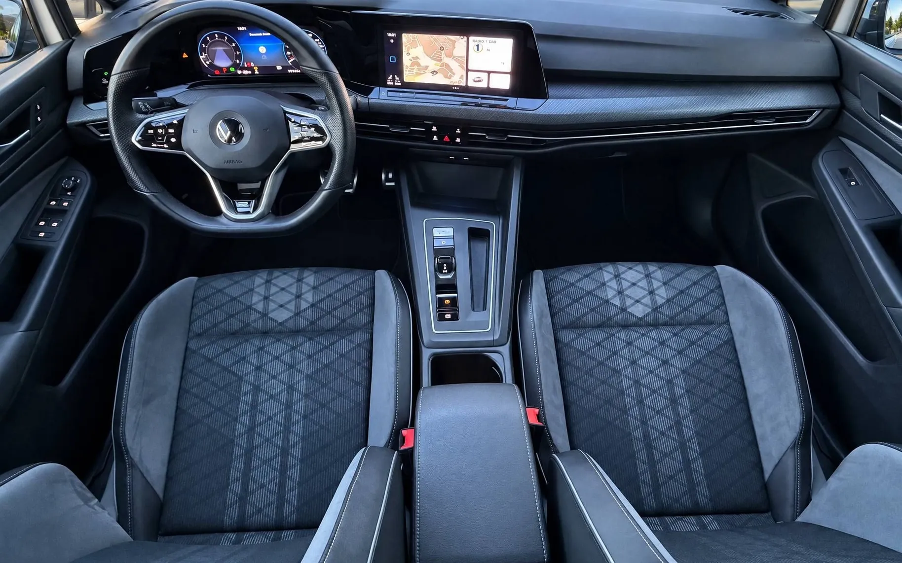 Notranja slika - Volkswagen Golf - 1.5 eTSI ACT R-Line DSG-Panorama-18 COL-IQ Light.. - 12