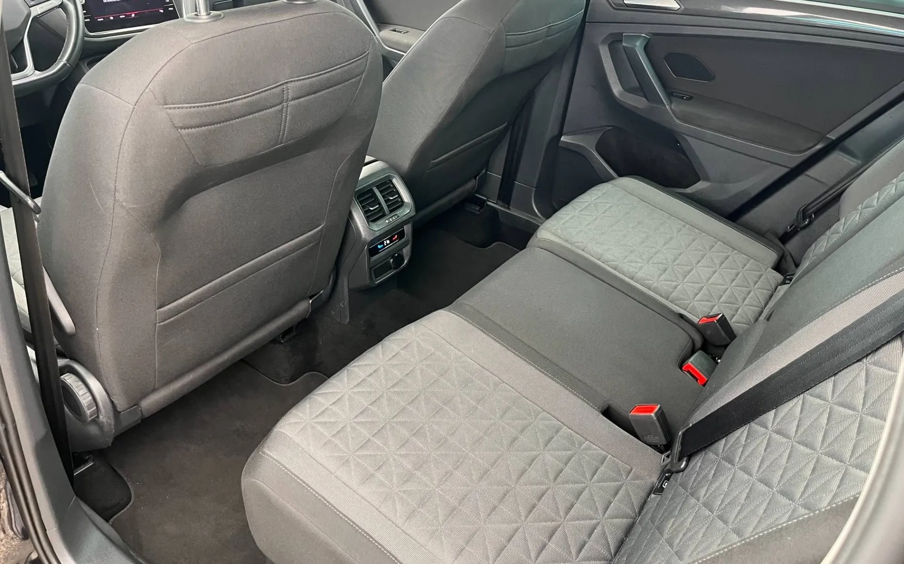 Notranja slika - Volkswagen Tiguan - 2.0 TDI BMT DSG-1 LASTNIK-LED-KAM-ODLIČEN - 8