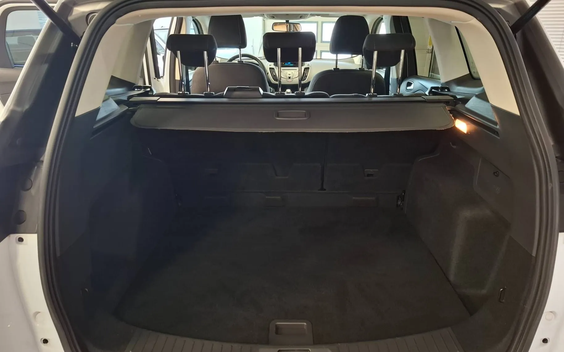 Notranja slika - Ford Kuga - 1.6 SCTI 4x4 AVT.-TEMP-PDC-GRETJE SEDEŽEV-KOT NO - 8