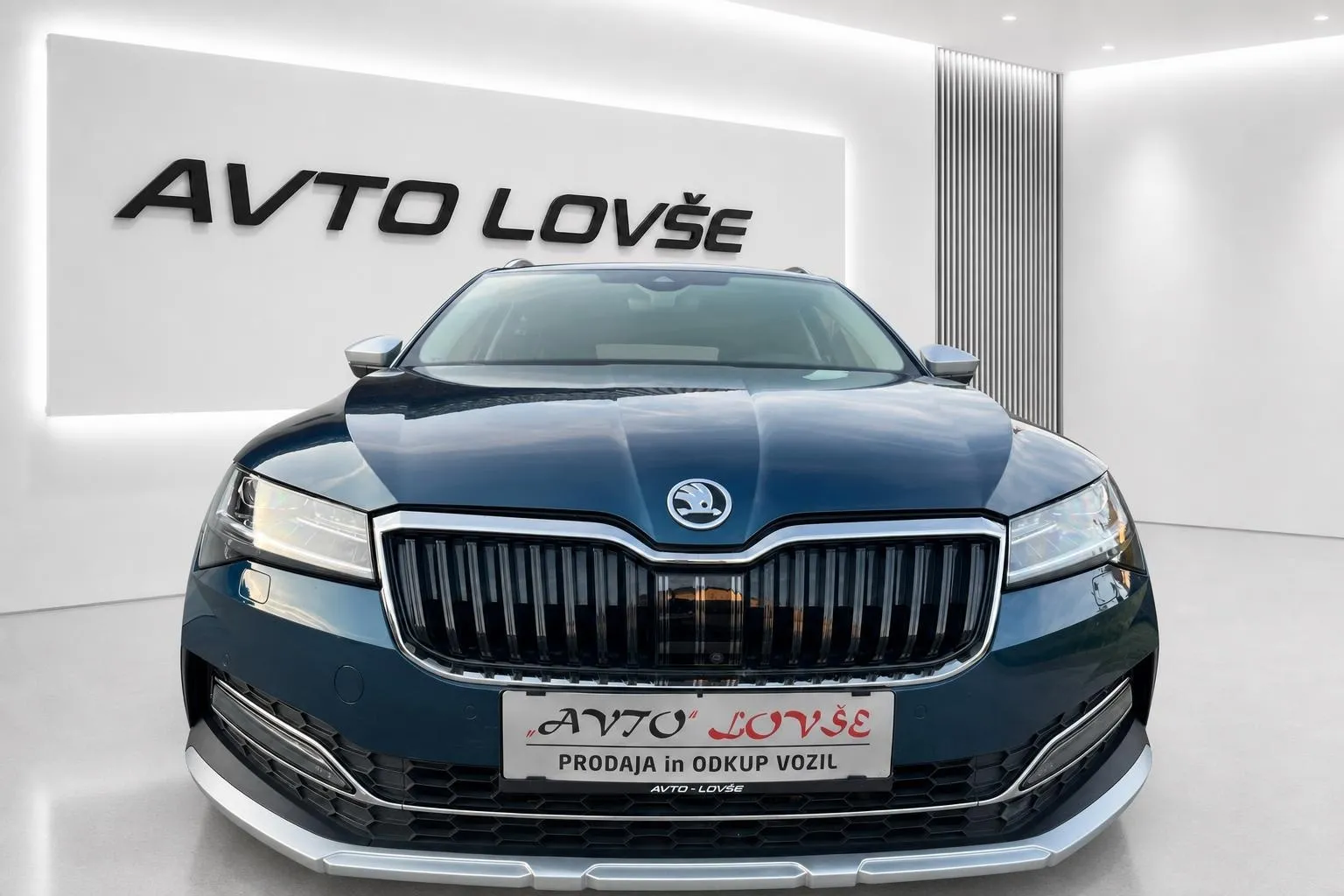 Zunanja slika - Škoda Superb - Combi 2.0 TDI Scout DSG-1 LASTNIK-ALU-KAM-LED-VI - 3