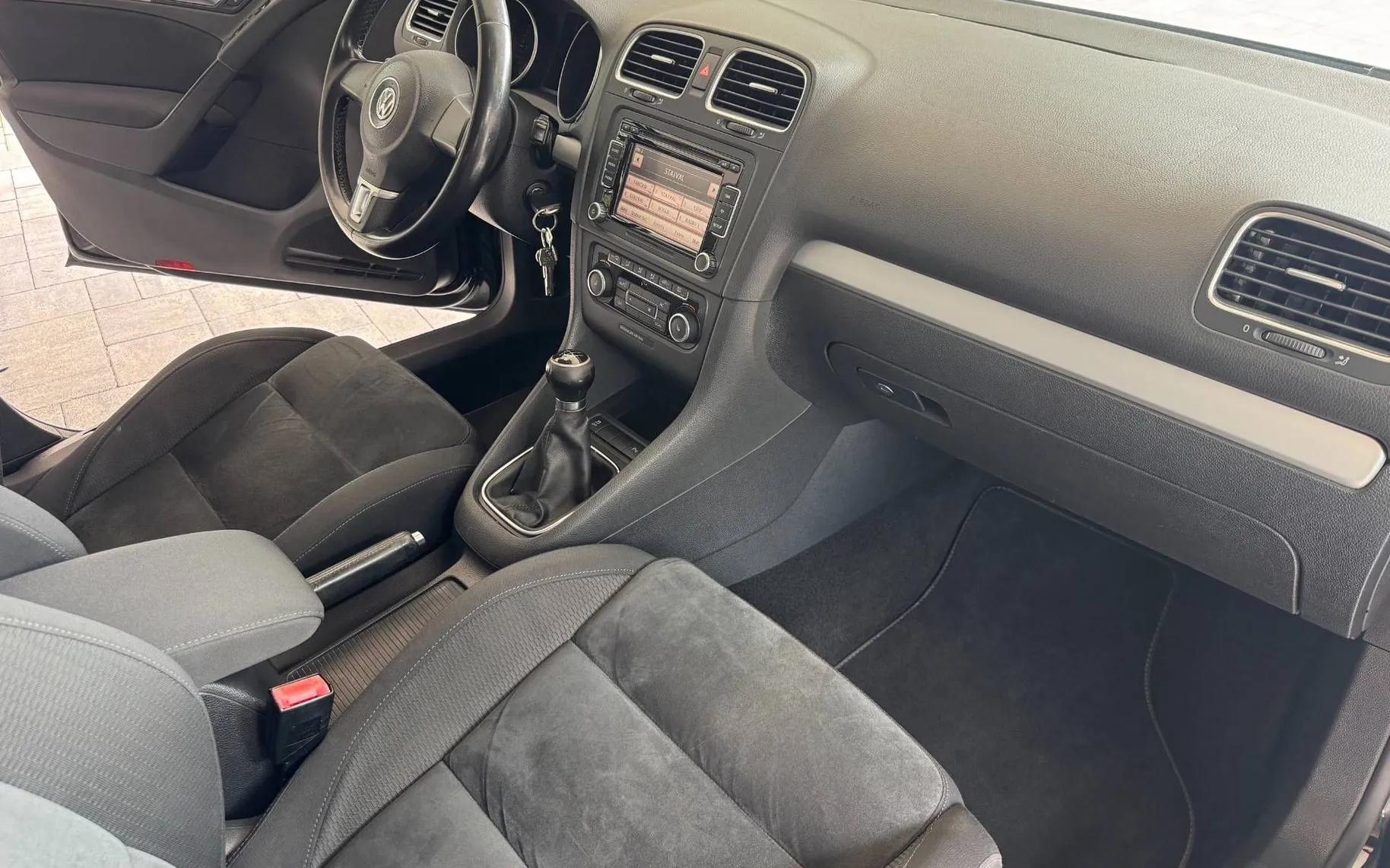 Notranja slika - Volkswagen Golf - Comfortline 2.0 TDI- ALCANTARA-DIGI.KLIMA-ALU- - 8