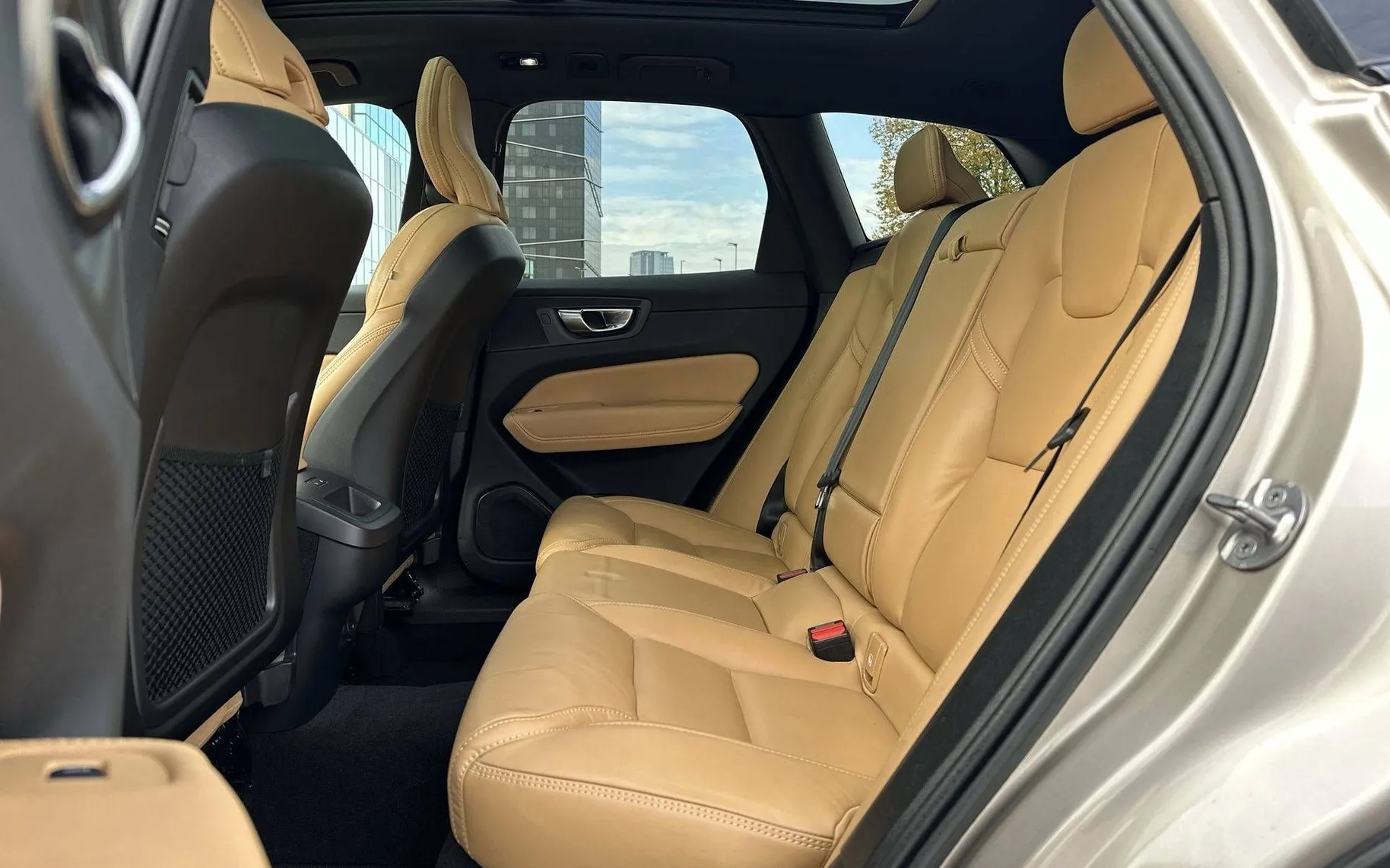 Notranja slika - Volvo XC60 - B4 D AWD Plus Dark Avt. Zračno Pano ACC Kljuka - 11