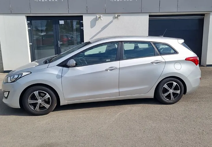 Zunanja slika - Hyundai i30 Wagon - 1.6 CRDi 110 Style  SERVISNA. VZRAT. KAM. - 1
