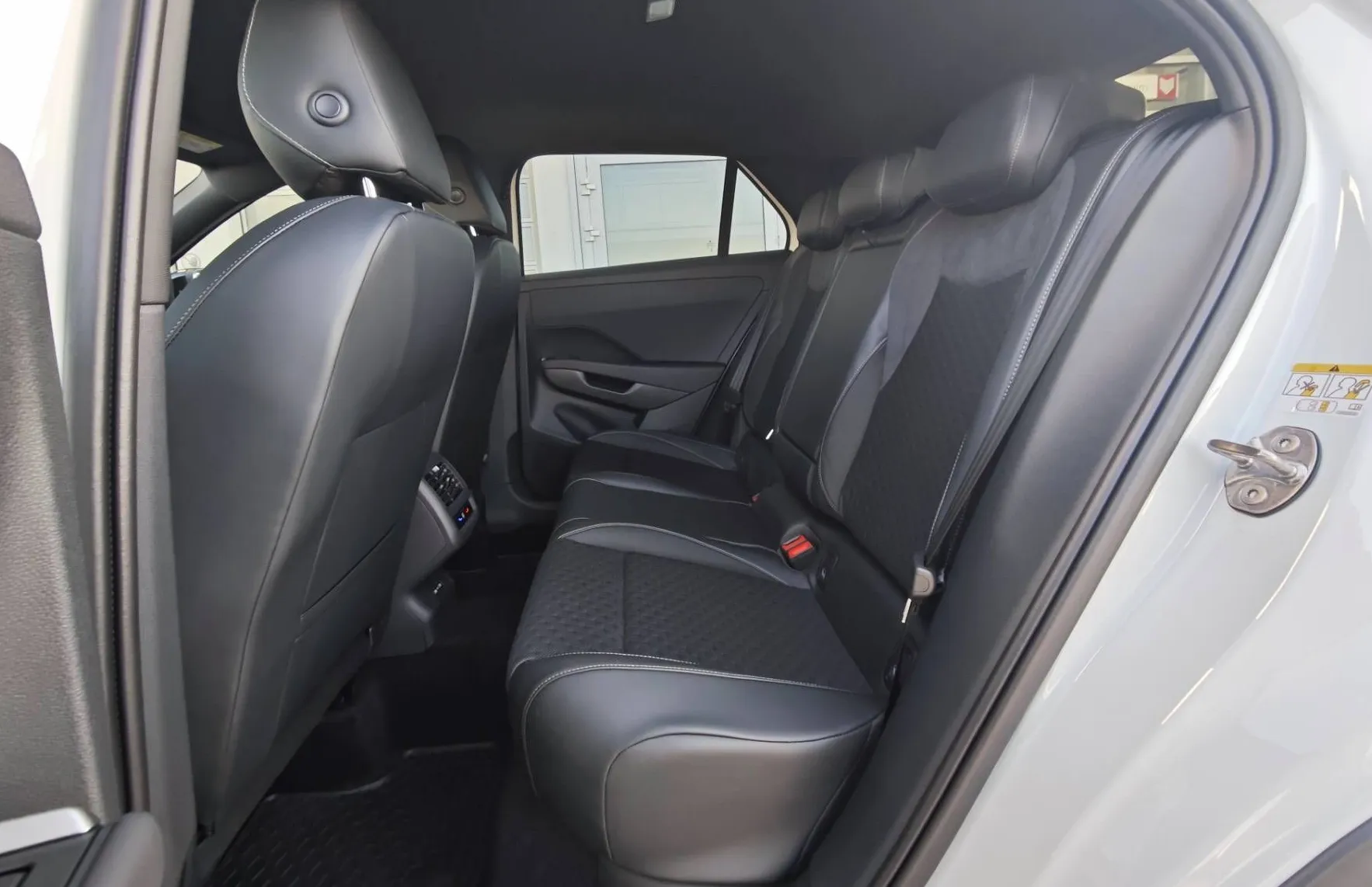 Zunanja slika - Volkswagen T-Roc - 1.5 TSI R-line 110  150  NOVI MODEL - 11