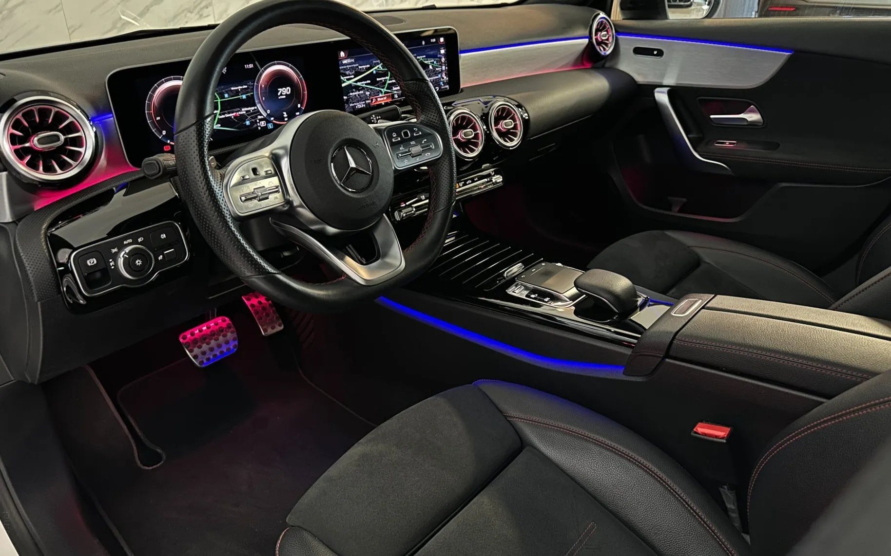 Notranja slika - Mercedes-Benz A-Razred - 200 AMG Line |ACC|Kamera|Gretje|AmbientL|PDC|SLO| - 9