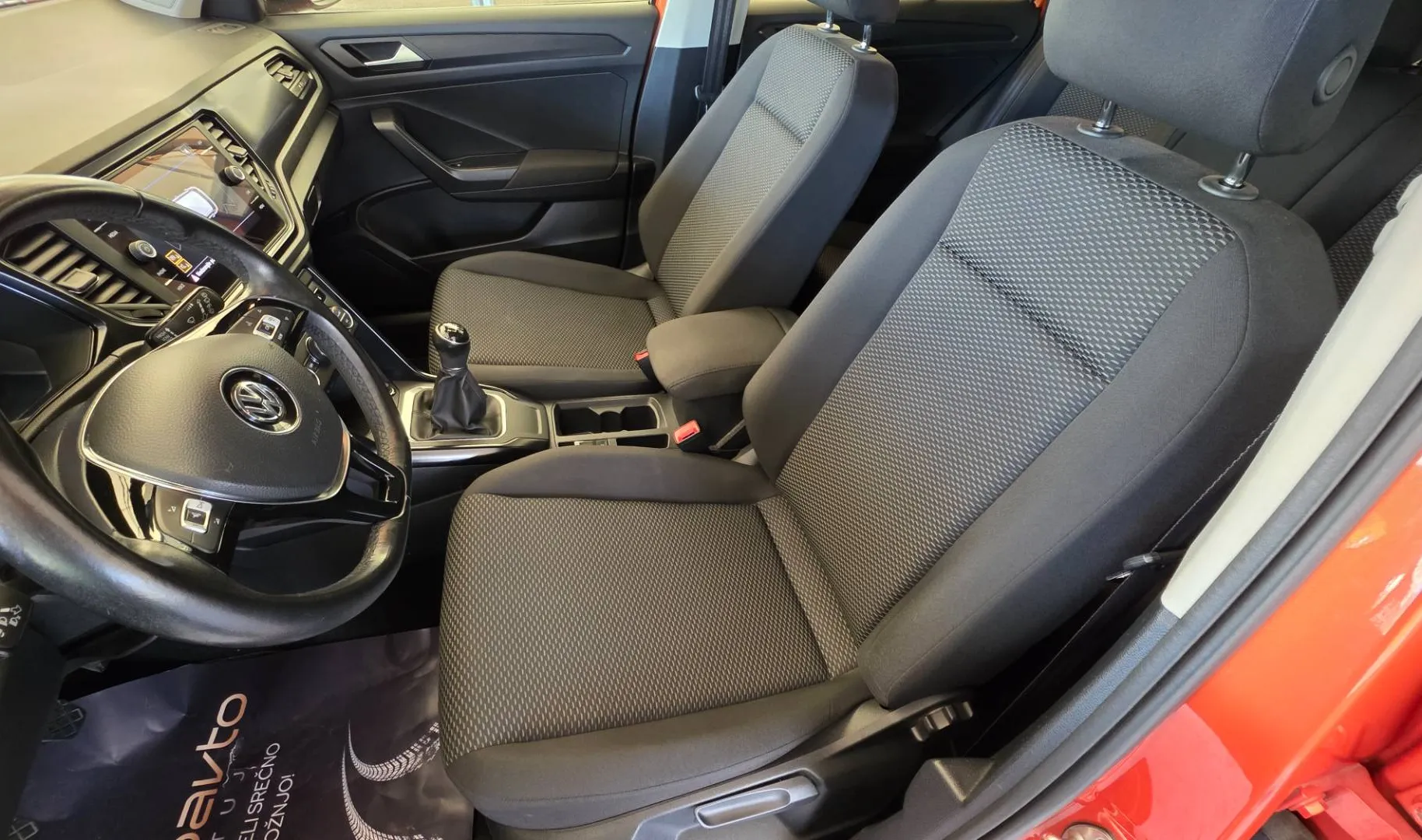 Notranja slika - Volkswagen T-Roc - 1.6 TDI BMT Style Dod.zimske gume na platiščih - 12