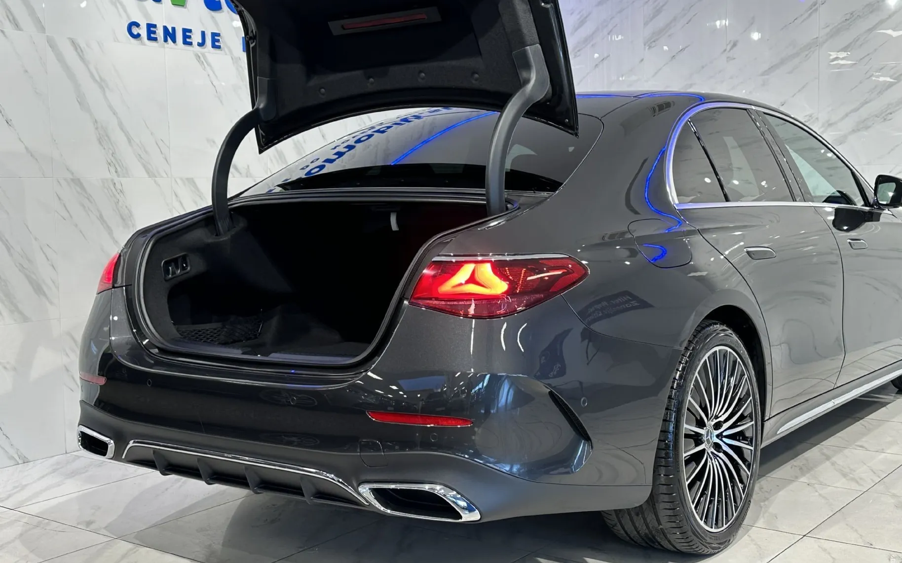 Zunanja slika - Mercedes-Benz E-Razred - 220d|4Matic|AMG|4WS|SuperScreen|Zračno|360K|Hlaj| - 6
