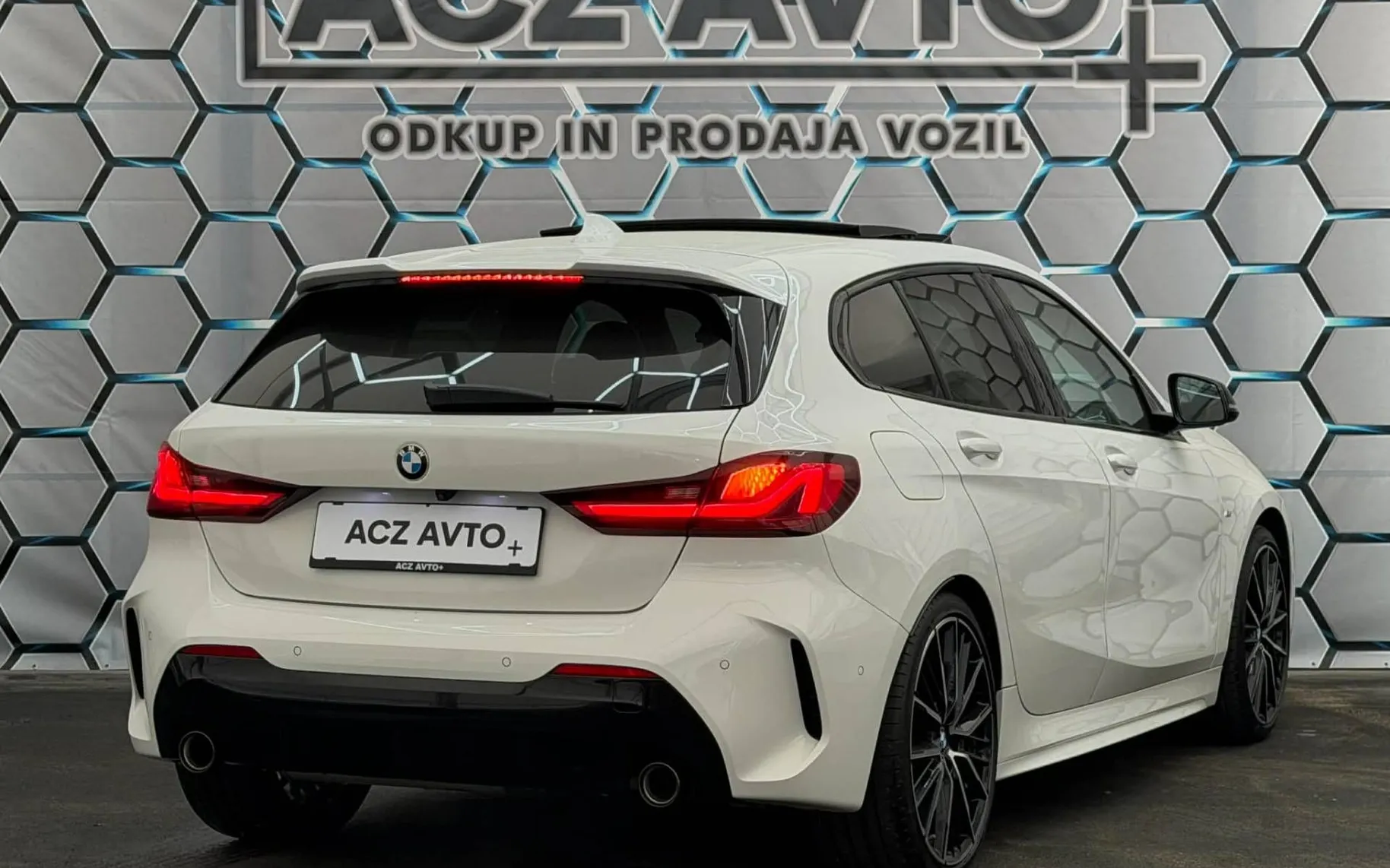 Zunanja slika - BMW serija 1: - 118D•AUT•M PAKET•VIRTUAL•PANO•ACC•KEYLESS•KAMERA•. - 4