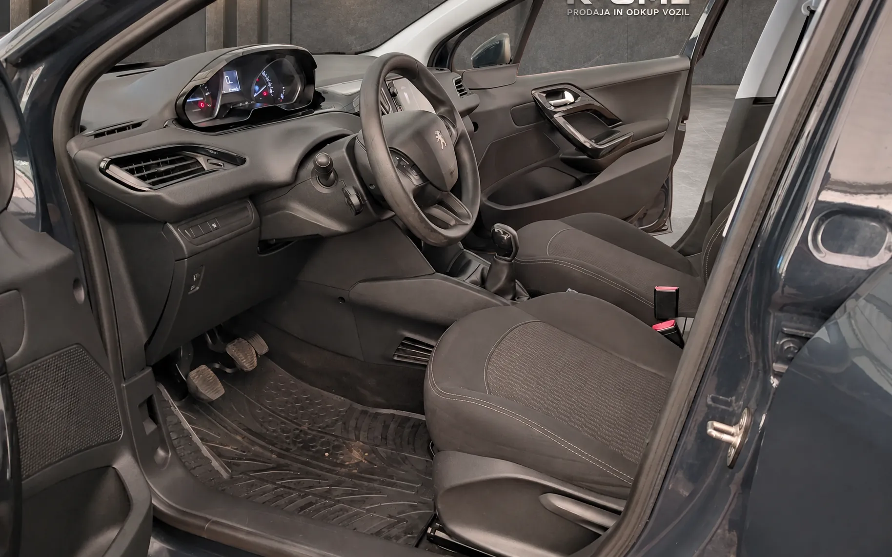 Notranja slika - Peugeot 208 - 1.2 PureTech-PRVA LASTNICA-ODLIČEN - 7