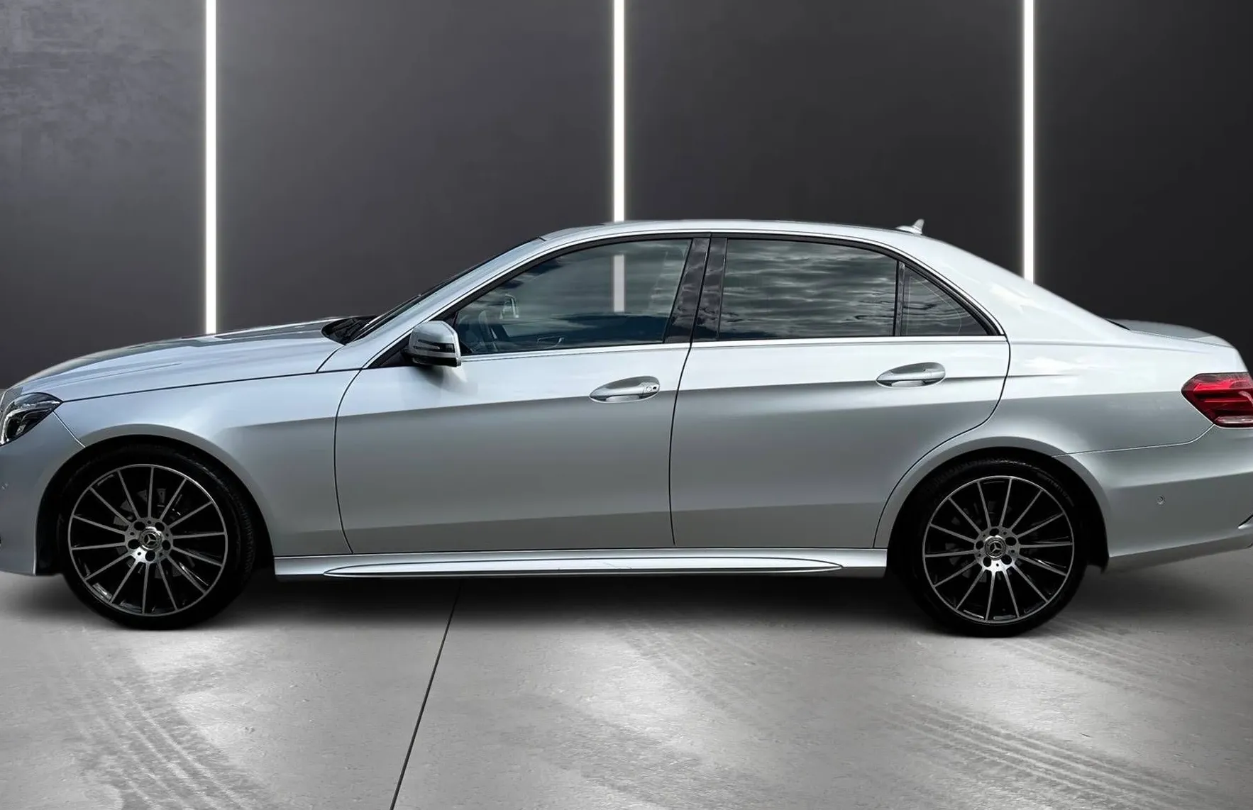 Zunanja slika - Mercedes-Benz E-Razred - 300 BLUETEC HYBRID LED NAVI PDC KAMERA TEM TOP - 4