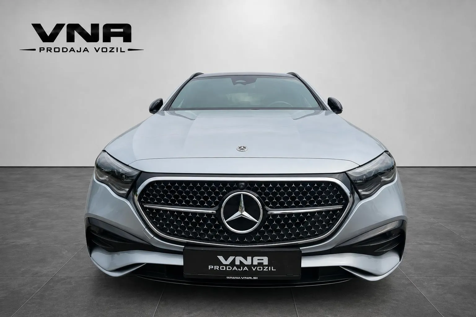 Zunanja slika - Mercedes-Benz E-Razred - E 220 d T AMG |VIRTUAL|PANORAMA|KLJUKA|KAMERA|TOP| - 2