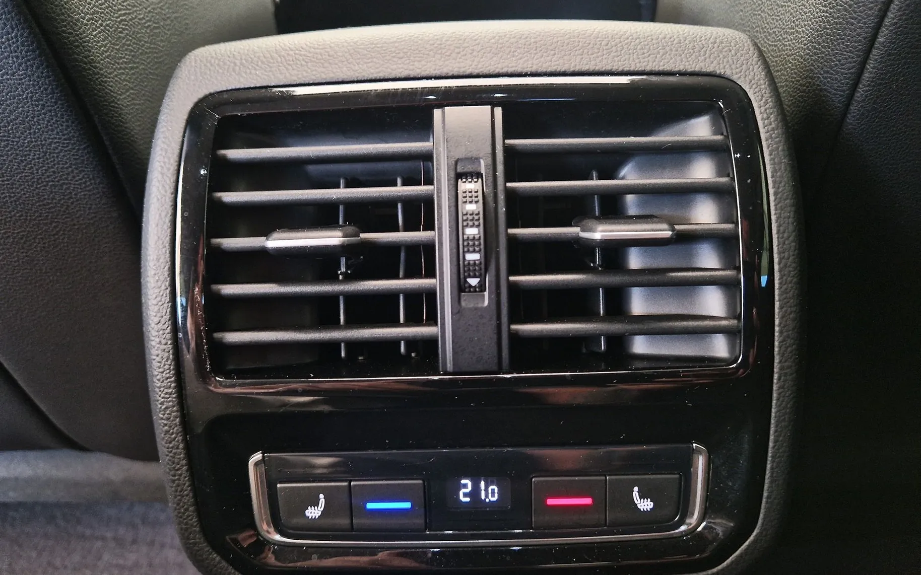 Notranja slika - VW Arteon - 2.0TDI-DSG-VIRTUAL-PANORAMA-KAMERA-19COL-2XLED-A.. - 10