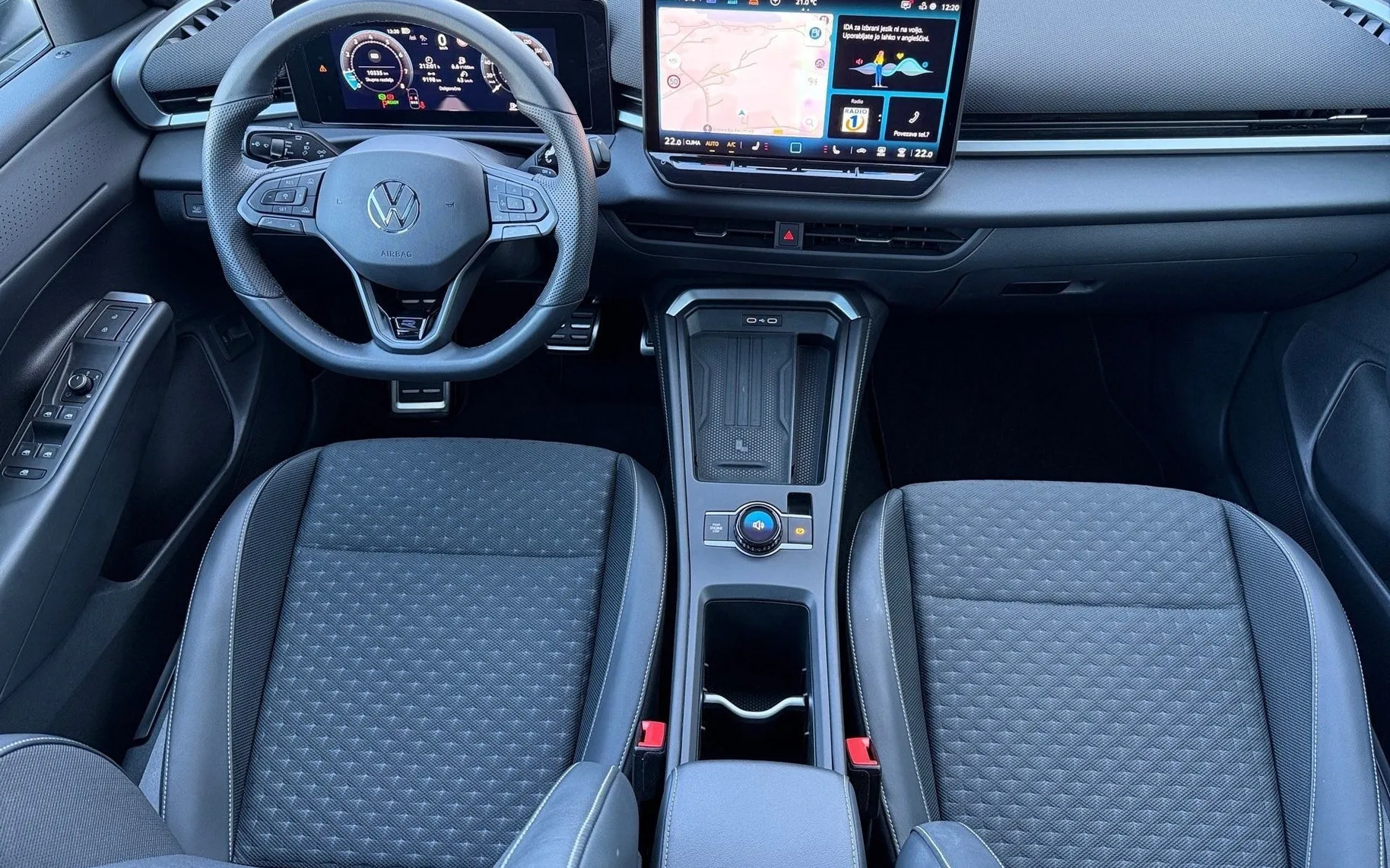 Notranja slika - Volkswagen T-Roc - 1.5 eTSI R-Line DSG-SLO-IQ Light-Vlečna kljuka.... - 10