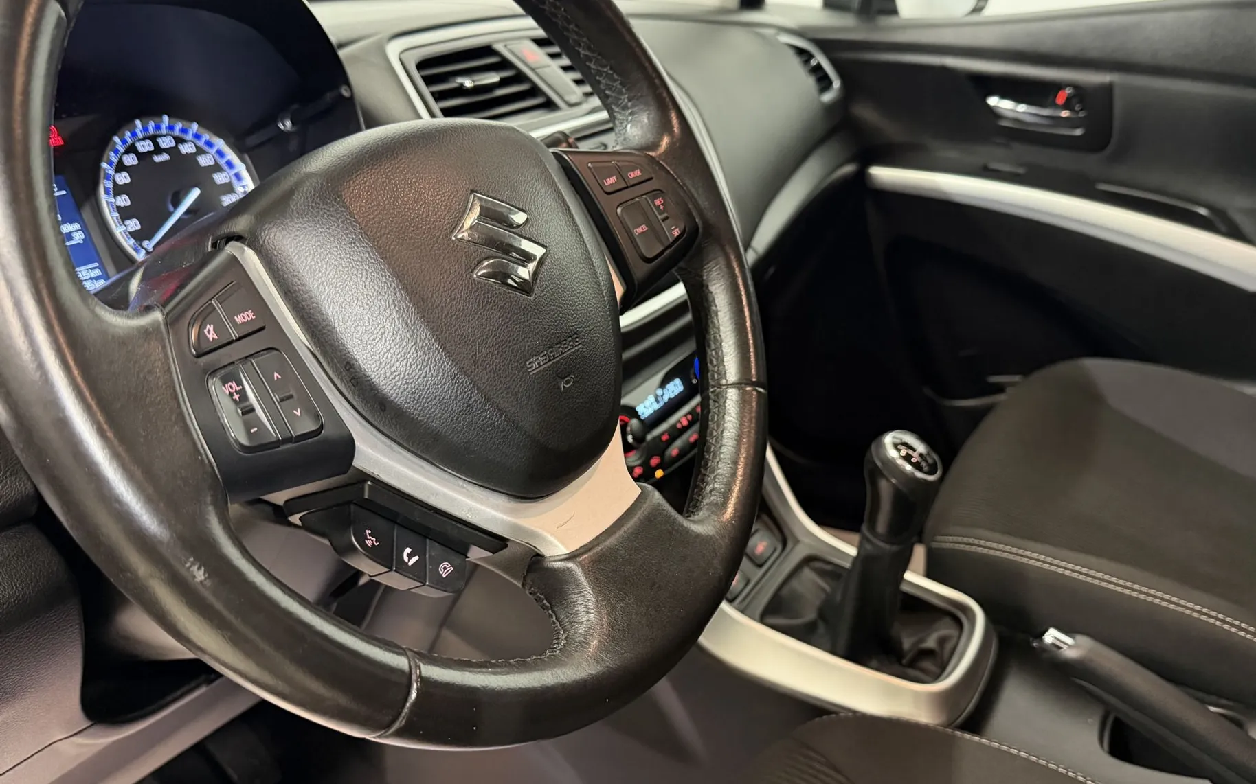 Notranja slika - Suzuki SX4 S-Cross - 1.0i-BI-XENON-KAMERA-NAVI-RADAR TEM-GRETJE SED-A.. - 10