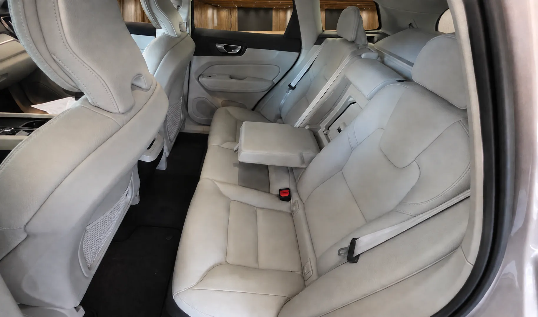 Notranja slika - Volvo XC60 - B4D AWD Plus Dark Avt.1. lastnik. SLO poreklo - 14