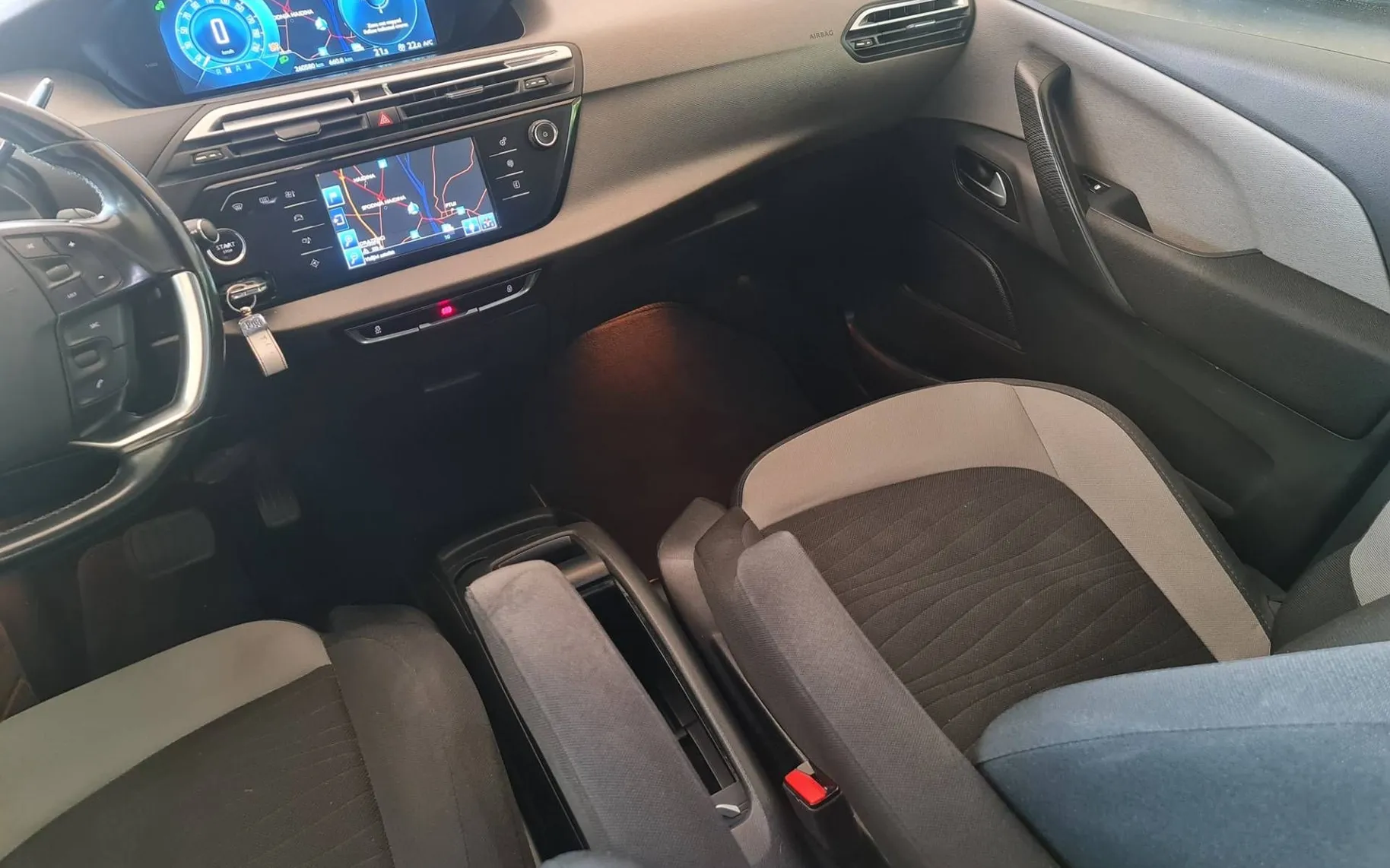Notranja slika - Citroën C4 Grand Picasso - 1.6 BlueHDi Exclusive Avt.7 sedežev•Kamera•Navig - 8