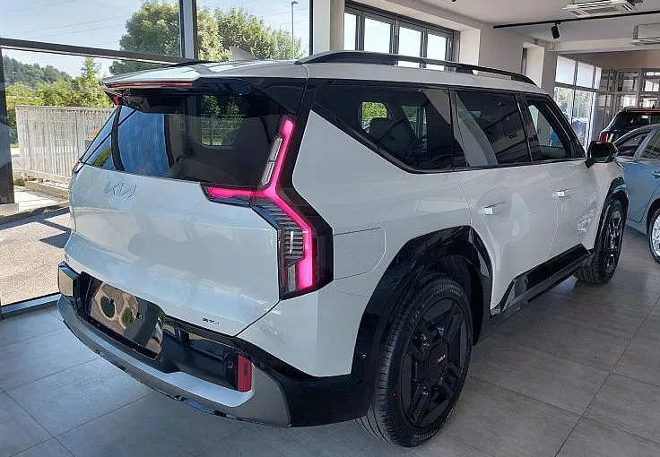 Zunanja slika - KIA EV9 - 99.8 kWh GT-Line Launch 141.5 kW  192KM - 4