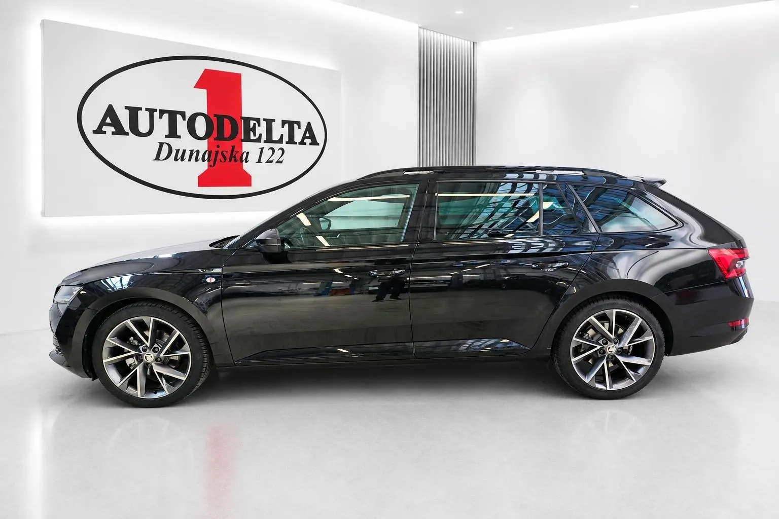 Zunanja slika - Škoda Superb - 2.0 TDI Sportline Combi DSG 147 kW - 2