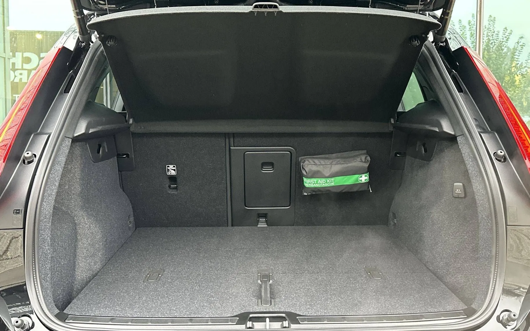 Notranja slika - Volvo XC40 - B3 P Core AT DCT 3 leta garancije + 3 servisi - 12