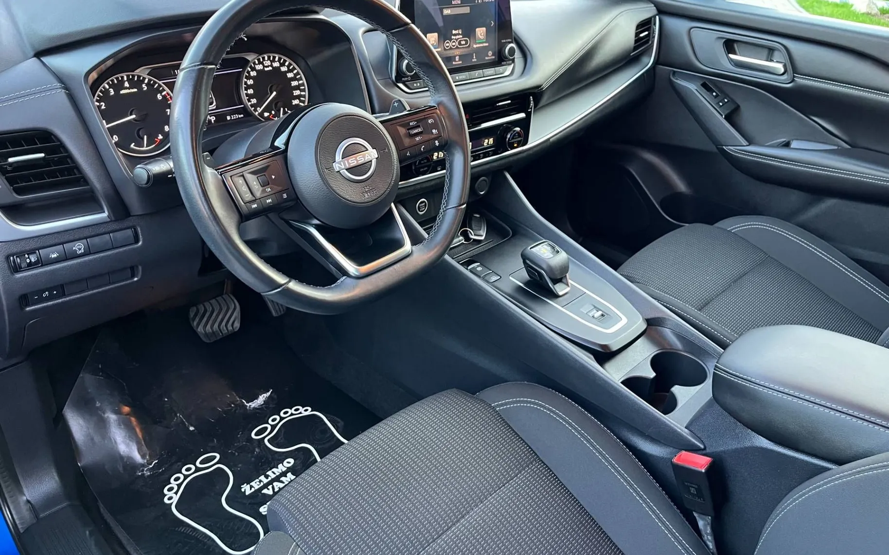 Notranja slika - Nissan Qashqai - 1.3 DIG-T MHEV N-Connecta-1 LASTNIK-LED-ODLIČEN... - 9